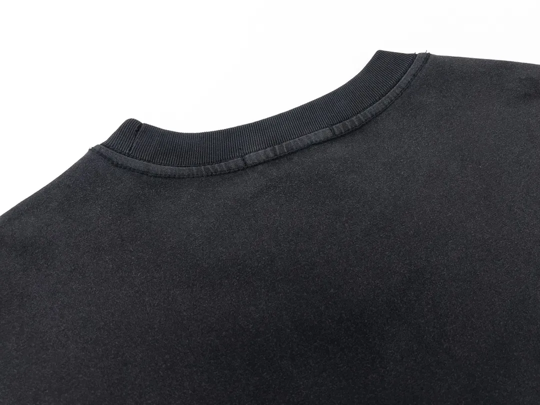 🅿️170 Detailed picture [Top version. Official website quality] BALENCI*GA/Paris #half B classic LOGO embroidery washed and distressed short-sleeved T-shirt #brick cabinet synchronization. The fabric is made of Paris ZP custom-woven and dyed cotton double yarn. Weighing 260 grams, the cloth surface is clean. The cloth pattern is clear, soft and comfortable. The color fastness is good. It is not easy to change color. The threads are dyed with no color difference. The classic LOGO letter embroidery uses imported embroidery machines, and the letters are three-dimensional and full. It is produced according to the pictures in Jubie market. The finished product is washed and aged. The letters are clear. The three-dimensional effect is strong. The version adopts the OS loose shoulder design. The same style for men and women. Code: BL223069 Color: Washed black Size: XS S M L