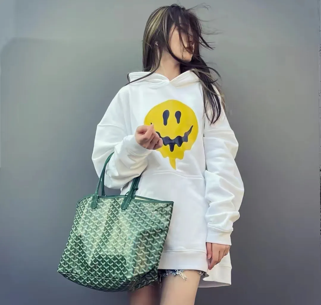 ♻️💯Upper body reference model picture❤️The top tested version BALENCIAGA yellow dissolving smiley back skull scissor hand logo Balenciaga male and female couple loose cotton autumn and winter hoodie hooded sweatshirt 100% original development of special printing technology, embroidery design, fabric, version. The fabric is made of 480g combed cotton fabric, which is full of drape, warm and comfortable! Melting smiley face printing on the front panel: It mainly uses extremely green and environmentally friendly printing silica gel. Silica gel is a highly active adsorption material and is an amorphous substance. Insoluble in water and any solvent, non-toxic and odorless. Special transparent glue is printed on the surface, which has the original viscosity effect. The high transparency does not affect the color glue effect. Back panel skull pattern embroidery: The embroidery thread is made of mercerized material, which is more flexible and glossy than ordinary embroidery thread. The front and rear craftsmanship is restored 1V1, and the version has a classic dropped shoulder oversize design. Color: Black White Size: XS-L P:470