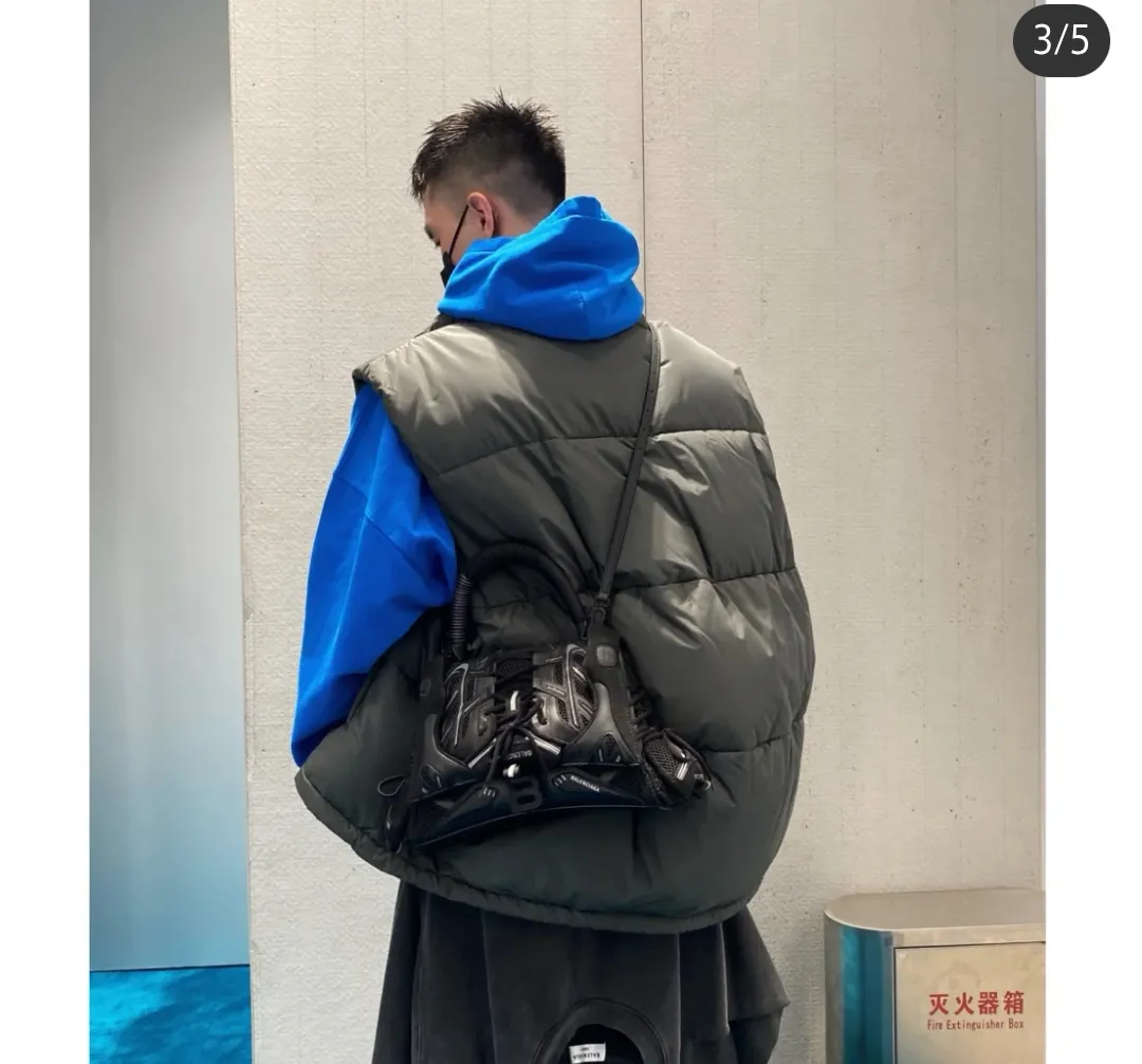 ♻️💯Upper body reference model picture❤️Spring and autumn top-notch proven version Balenciaga BALENCIAGA The Simpsons cartoon pattern explosion pattern pure cotton loose hooded sweatshirt for men and women couples. The process uses Kornit printing cracking effect. The front panel printing glue bursting effect uses imported transparent slurry to scrape the bottom to make the printing bursting feel uniform. (PS: If this process is missing, the printing will easily fall off in large areas after cracking.) The embroidery at the hem uses a Tajima embroidery machine imported from Japan, which makes the size and spacing of the letters even, and the hollows of the letters will not be filled. Precise craftsmanship, full of details. The fabric is made of 520g crystal composite fleece cotton, brand new, washed, and labeled. Genuine products are consistent and synchronized, and coded authentic products are consistent and synchronized. Top tested version, accurate and flawless.  Color: White Blue Black Size: XS-L P:520