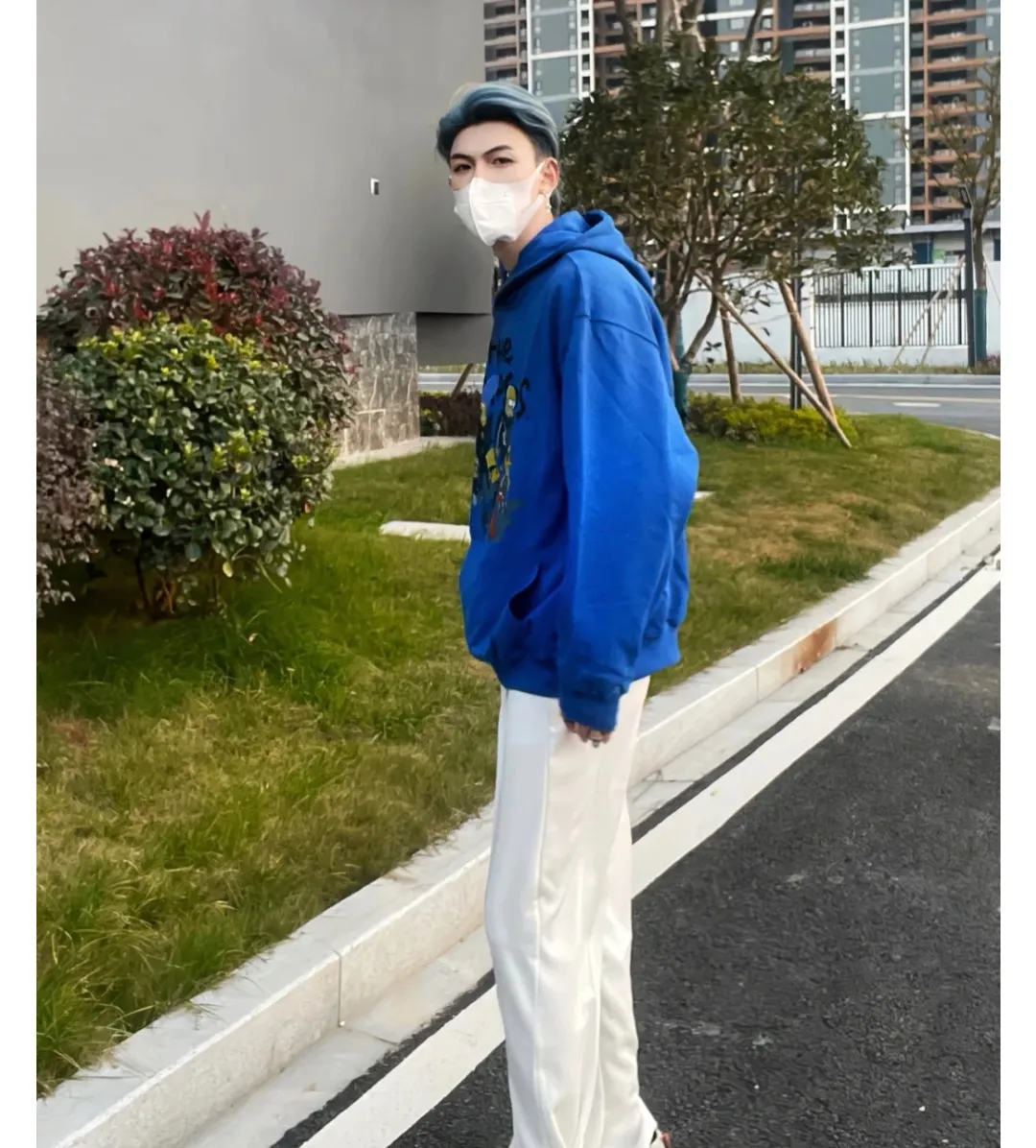 ♻️💯Upper body reference model picture❤️Spring and autumn top-notch proven version Balenciaga BALENCIAGA The Simpsons cartoon pattern explosion pattern pure cotton loose hooded sweatshirt for men and women couples. The process uses Kornit printing cracking effect. The front panel printing glue bursting effect uses imported transparent slurry to scrape the bottom to make the printing bursting feel uniform. (PS: If this process is missing, the printing will easily fall off in large areas after cracking.) The embroidery at the hem uses a Tajima embroidery machine imported from Japan, which makes the size and spacing of the letters even, and the hollows of the letters will not be filled. Precise craftsmanship, full of details. The fabric is made of 520g crystal composite fleece cotton, brand new, washed, and labeled. Genuine products are consistent and synchronized, and coded authentic products are consistent and synchronized. Top tested version, accurate and flawless.  Color: White Blue Black Size: XS-L P:520