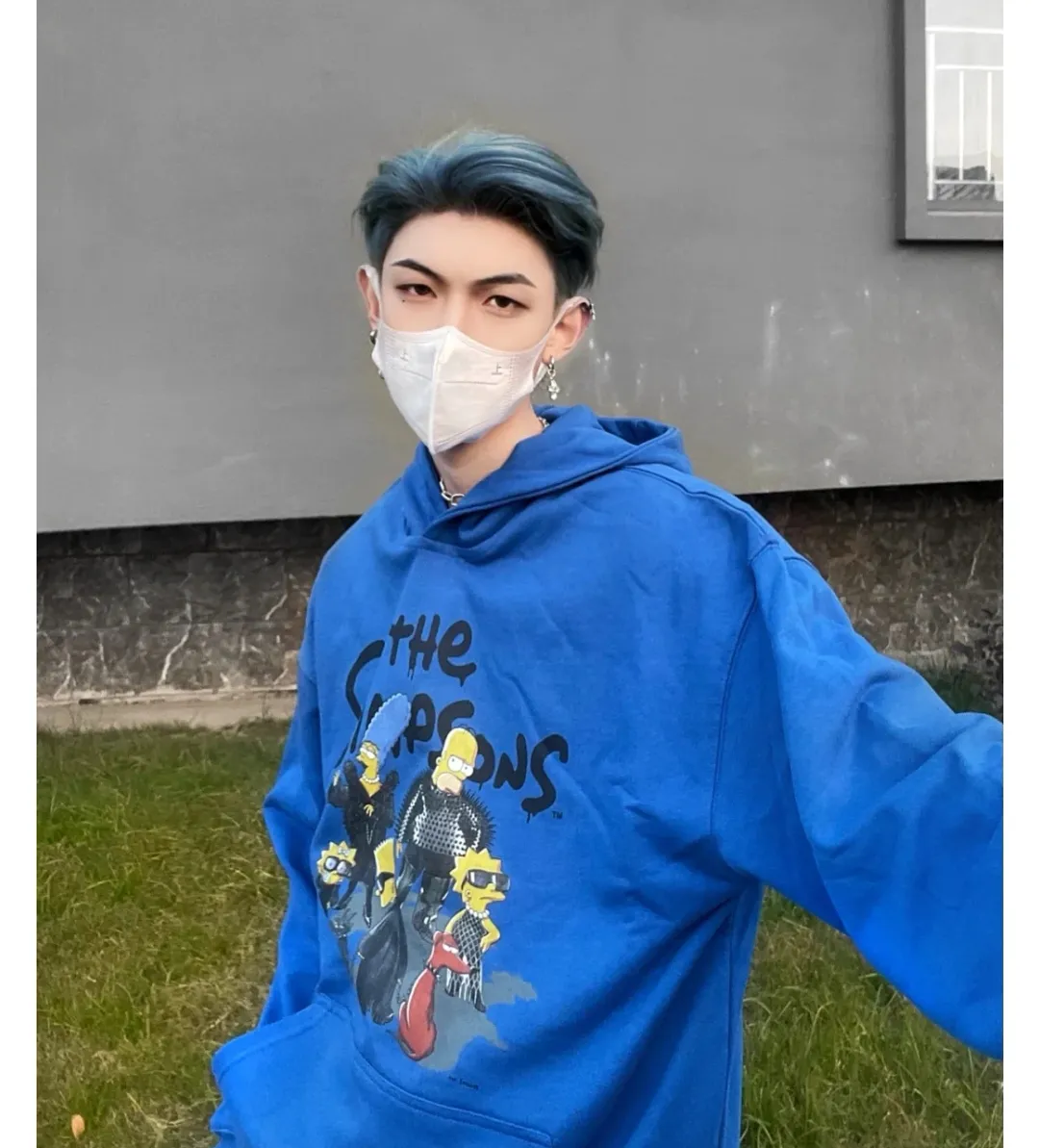♻️💯Upper body reference model picture❤️Spring and autumn top-notch proven version Balenciaga BALENCIAGA The Simpsons cartoon pattern explosion pattern pure cotton loose hooded sweatshirt for men and women couples. The process uses Kornit printing cracking effect. The front panel printing glue bursting effect uses imported transparent slurry to scrape the bottom to make the printing bursting feel uniform. (PS: If this process is missing, the printing will easily fall off in large areas after cracking.) The embroidery at the hem uses a Tajima embroidery machine imported from Japan, which makes the size and spacing of the letters even, and the hollows of the letters will not be filled. Precise craftsmanship, full of details. The fabric is made of 520g crystal composite fleece cotton, brand new, washed, and labeled. Genuine products are consistent and synchronized, and coded authentic products are consistent and synchronized. Top tested version, accurate and flawless.  Color: White Blue Black Size: XS-L P:520