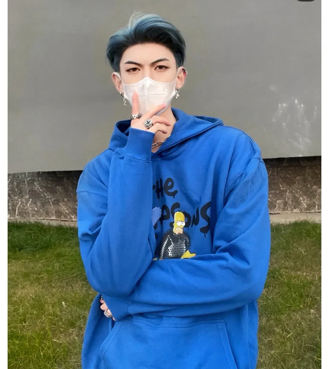 ♻️💯Upper body reference model picture❤️Spring and autumn top-notch proven version Balenciaga BALENCIAGA The Simpsons cartoon pattern explosion pattern pure cotton loose hooded sweatshirt for men and women couples. The process uses Kornit printing cracking effect. The front panel printing glue bursting effect uses imported transparent slurry to scrape the bottom to make the printing bursting feel uniform. (PS: If this process is missing, the printing will easily fall off in large areas after cracking.) The embroidery at the hem uses a Tajima embroidery machine imported from Japan, which makes the size and spacing of the letters even, and the hollows of the letters will not be filled. Precise craftsmanship, full of details. The fabric is made of 520g crystal composite fleece cotton, brand new, washed, and labeled. Genuine products are consistent and synchronized, and coded authentic products are consistent and synchronized. Top tested version, accurate and flawless.  Color: White Blue Black Size: XS-L P:520