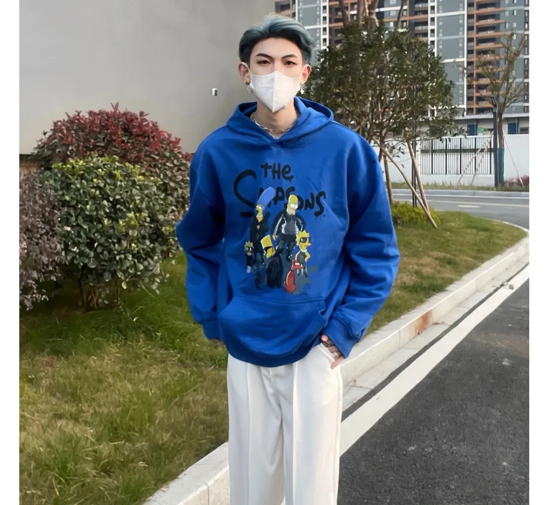 ♻️💯Upper body reference model picture❤️Spring and autumn top-notch proven version Balenciaga BALENCIAGA The Simpsons cartoon pattern explosion pattern pure cotton loose hooded sweatshirt for men and women couples. The process uses Kornit printing cracking effect. The front panel printing glue bursting effect uses imported transparent slurry to scrape the bottom to make the printing bursting feel uniform. (PS: If this process is missing, the printing will easily fall off in large areas after cracking.) The embroidery at the hem uses a Tajima embroidery machine imported from Japan, which makes the size and spacing of the letters even, and the hollows of the letters will not be filled. Precise craftsmanship, full of details. The fabric is made of 520g crystal composite fleece cotton, brand new, washed, and labeled. Genuine products are consistent and synchronized, and coded authentic products are consistent and synchronized. Top tested version, accurate and flawless.  Color: White Blue Black Size: XS-L P:520