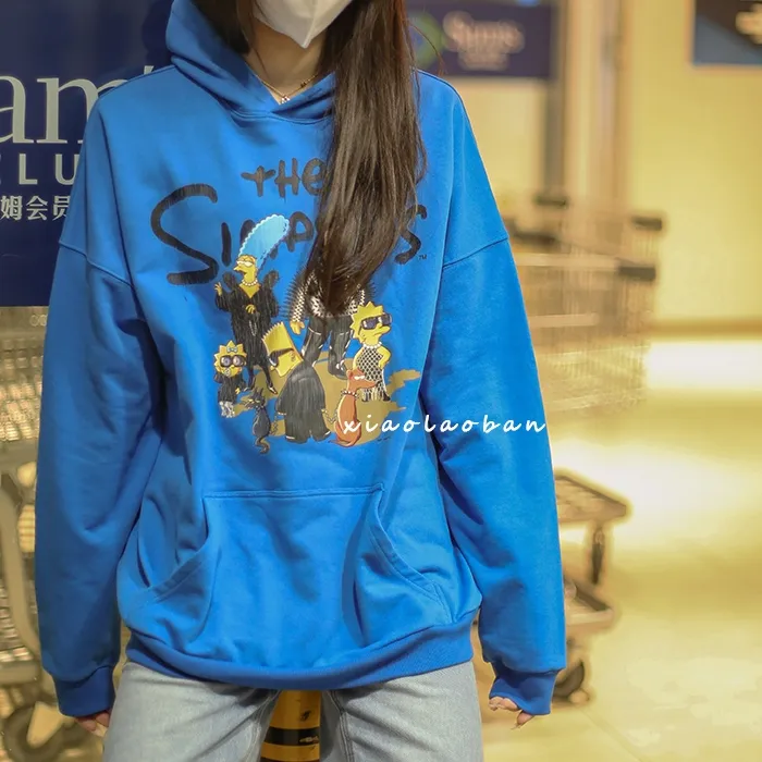 ♻️💯Upper body reference model picture❤️Spring and autumn top-notch proven version Balenciaga BALENCIAGA The Simpsons cartoon pattern explosion pattern pure cotton loose hooded sweatshirt for men and women couples. The process uses Kornit printing cracking effect. The front panel printing glue bursting effect uses imported transparent slurry to scrape the bottom to make the printing bursting feel uniform. (PS: If this process is missing, the printing will easily fall off in large areas after cracking.) The embroidery at the hem uses a Tajima embroidery machine imported from Japan, which makes the size and spacing of the letters even, and the hollows of the letters will not be filled. Precise craftsmanship, full of details. The fabric is made of 520g crystal composite fleece cotton, brand new, washed, and labeled. Genuine products are consistent and synchronized, and coded authentic products are consistent and synchronized. Top tested version, accurate and flawless.  Color: White Blue Black Size: XS-L P:520