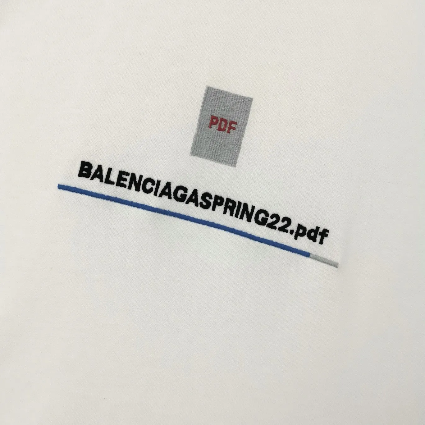 The top tested version of Balenciaga BALENCIAGA embroidered PDG 22SS new male and female couple stars in the same style pure cotton loose short-sleeved T-shirt. The fabric is made of 26S 240g Odel pure cotton fabric, and the skin feels super silky! The printing uses imported Japanese Tajima embroidery technology. The straight line distortions you see in the picture are the folds of the clothes, and the stripes are straight lines. The letters are clear and full!  Color: White Size: XS-L P:250