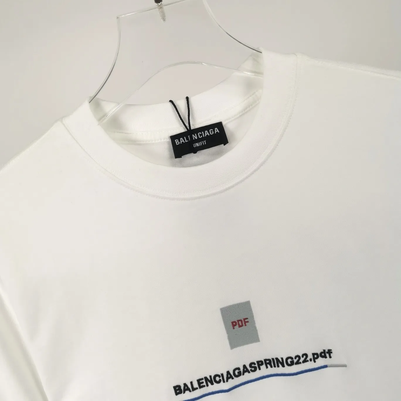 The top tested version of Balenciaga BALENCIAGA embroidered PDG 22SS new male and female couple stars in the same style pure cotton loose short-sleeved T-shirt. The fabric is made of 26S 240g Odel pure cotton fabric, and the skin feels super silky! The printing uses imported Japanese Tajima embroidery technology. The straight line distortions you see in the picture are the folds of the clothes, and the stripes are straight lines. The letters are clear and full!  Color: White Size: XS-L P:250