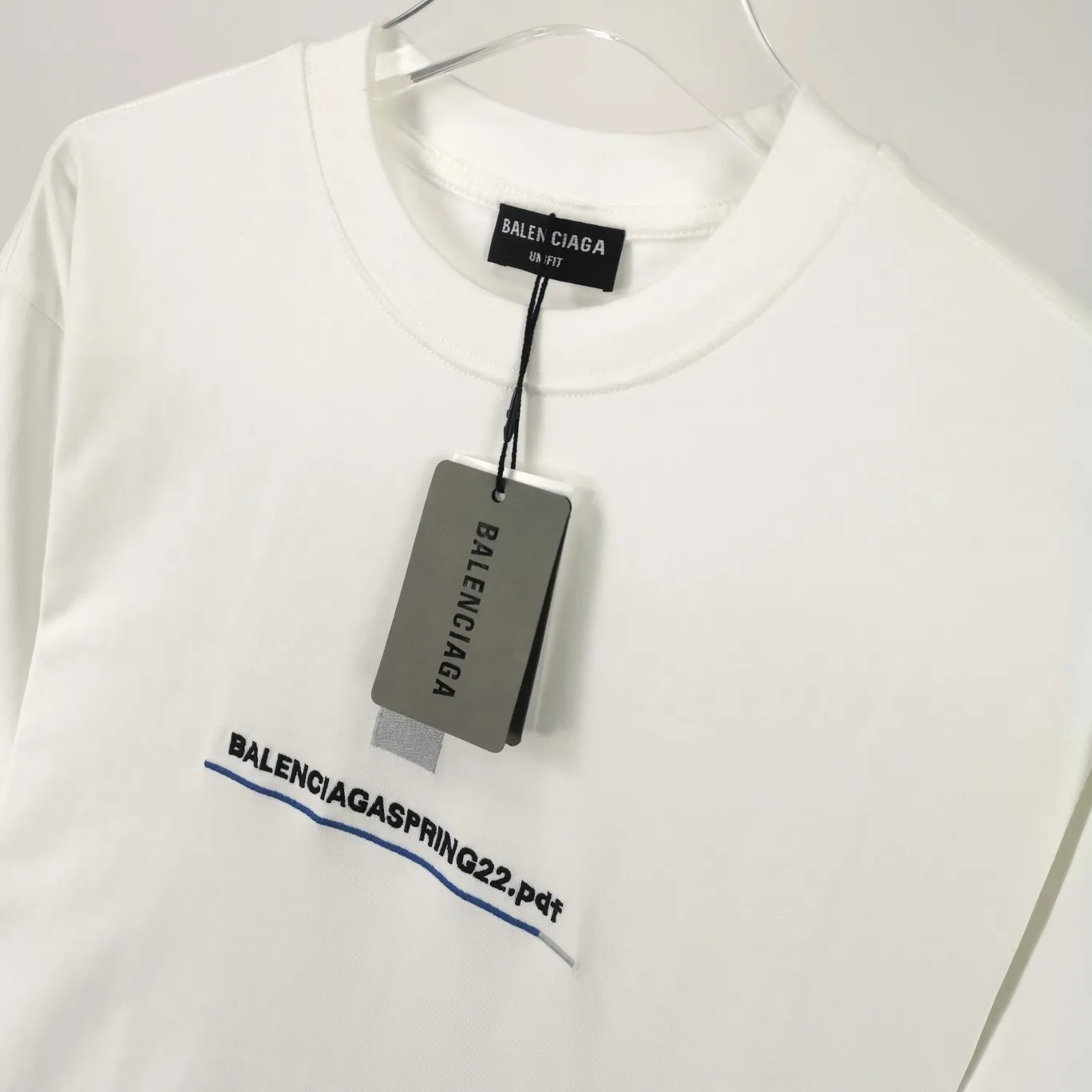 The top tested version of Balenciaga BALENCIAGA embroidered PDG 22SS new male and female couple stars in the same style pure cotton loose short-sleeved T-shirt. The fabric is made of 26S 240g Odel pure cotton fabric, and the skin feels super silky! The printing uses imported Japanese Tajima embroidery technology. The straight line distortions you see in the picture are the folds of the clothes, and the stripes are straight lines. The letters are clear and full!  Color: White Size: XS-L P:250