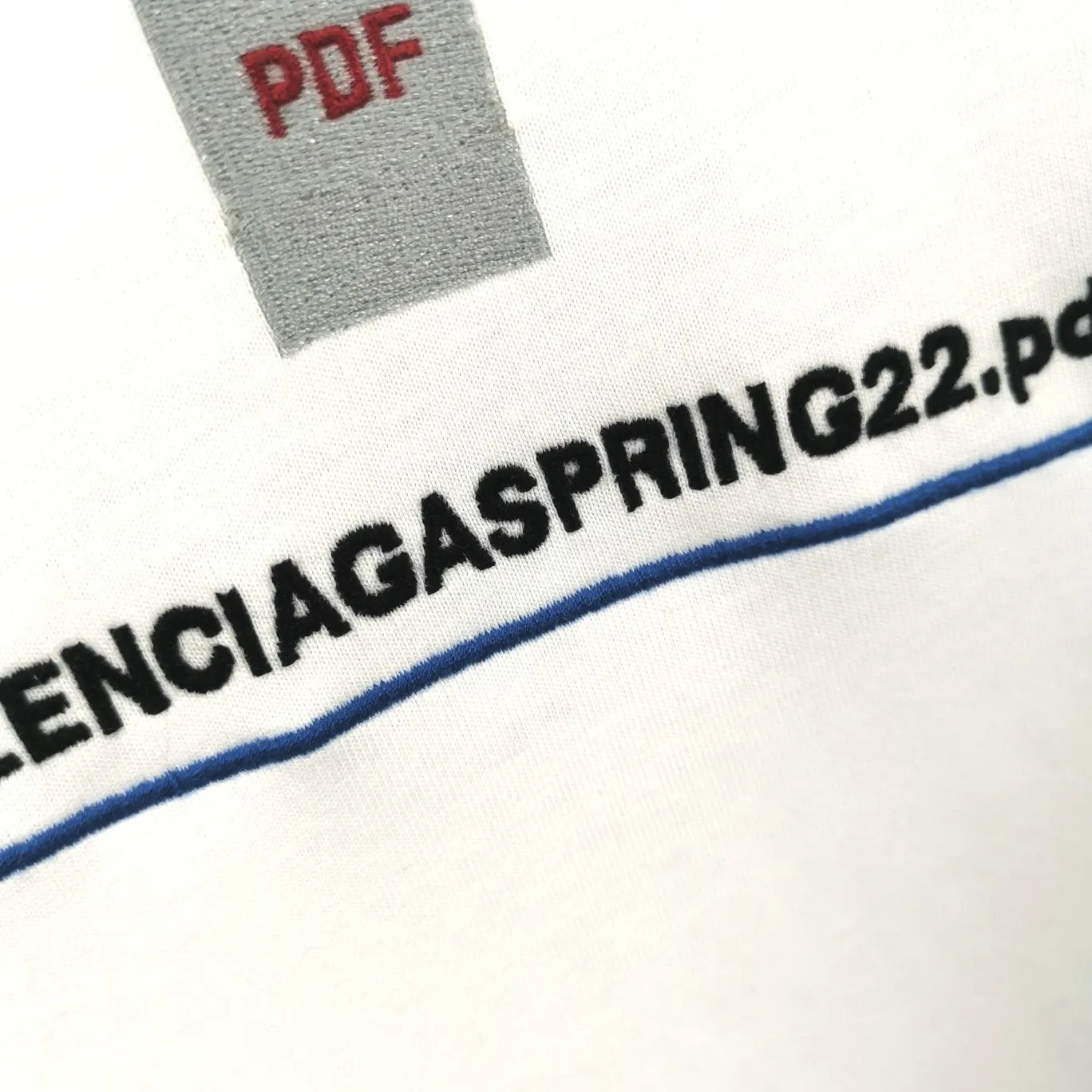 The top tested version of Balenciaga BALENCIAGA embroidered PDG 22SS new male and female couple stars in the same style pure cotton loose short-sleeved T-shirt. The fabric is made of 26S 240g Odel pure cotton fabric, and the skin feels super silky! The printing uses imported Japanese Tajima embroidery technology. The straight line distortions you see in the picture are the folds of the clothes, and the stripes are straight lines. The letters are clear and full!  Color: White Size: XS-L P:250