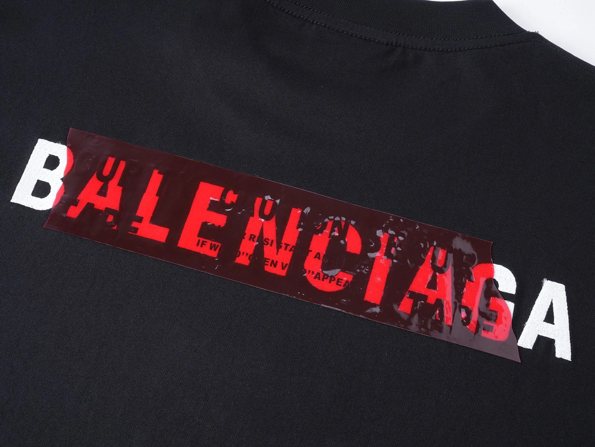 🅿️196 Actual pictures [Top version. Official website quality] BALENCI*GA/Paris #2025 new style front and rear letter LOGO embroidered tape taped short-sleeved T-shirt, full of design. Welcome to compare. The fabric is made of Paris ZP custom-woven and dyed cotton double yarn, weight 260 grams, clean cloth surface, clear cloth pattern, soft and comfortable. The threads are dyed with no color difference. The classic letter LOGO is embroidered with imported Tajima embroidery machine. The tape is stamped with imported transparent glue. The effect is three-dimensional. Restore the brick cabinet, adopt the OS loose shoulder version. Same style for men and women. Code: BL253662 Color: black, sky blue, white, floral gray Size: XS S M L