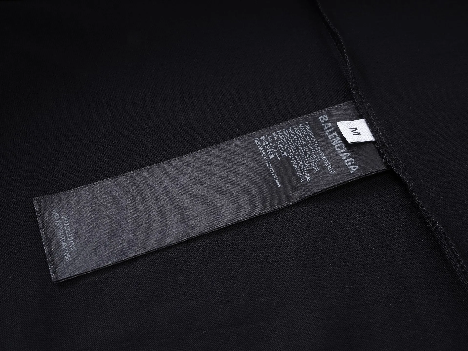 🅿️196 Actual pictures [Top version. Official website quality] BALENCI*GA/Paris #2025 new style front and rear letter LOGO embroidered tape taped short-sleeved T-shirt, full of design. Welcome to compare. The fabric is made of Paris ZP custom-woven and dyed cotton double yarn, weight 260 grams, clean cloth surface, clear cloth pattern, soft and comfortable. The threads are dyed with no color difference. The classic letter LOGO is embroidered with imported Tajima embroidery machine. The tape is stamped with imported transparent glue. The effect is three-dimensional. Restore the brick cabinet, adopt the OS loose shoulder version. Same style for men and women. Code: BL253662 Color: black, sky blue, white, floral gray Size: XS S M L