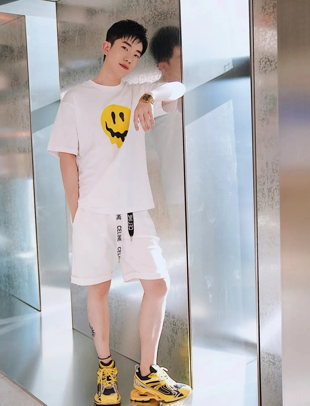 ♻️💯Upper body reference model picture❤️BALENCIAGA yellow dissolving smiley back skull scissor hands logo Balenciaga male and female couple loose pure cotton short sleeves The version that was snapped up for 5100 yuan last year, the original version was developed with special printing technology, embroidery design, fabric and version. Made of 32S/1*2 fine cotton double yarn plain weave, 280 grams; matched with 32S/1*2 fine cotton double yarn 1*1 rib. Melting smiley face printing on the front panel: It mainly uses extremely green and environmentally friendly printing silica gel. Silica gel is a highly active adsorption material and is an amorphous substance. Insoluble in water and any solvent, non-toxic and odorless. Special transparent glue is printed on the surface, which has the original viscosity effect. The high transparency does not affect the color glue effect. Back panel skull pattern embroidery: The embroidery thread is made of mercerized material, which is more flexible and glossy than ordinary embroidery thread. The front and rear craftsmanship is restored 1V1, and the version has a classic dropped shoulder oversize design. Color: Black White Size: XS-L P:270