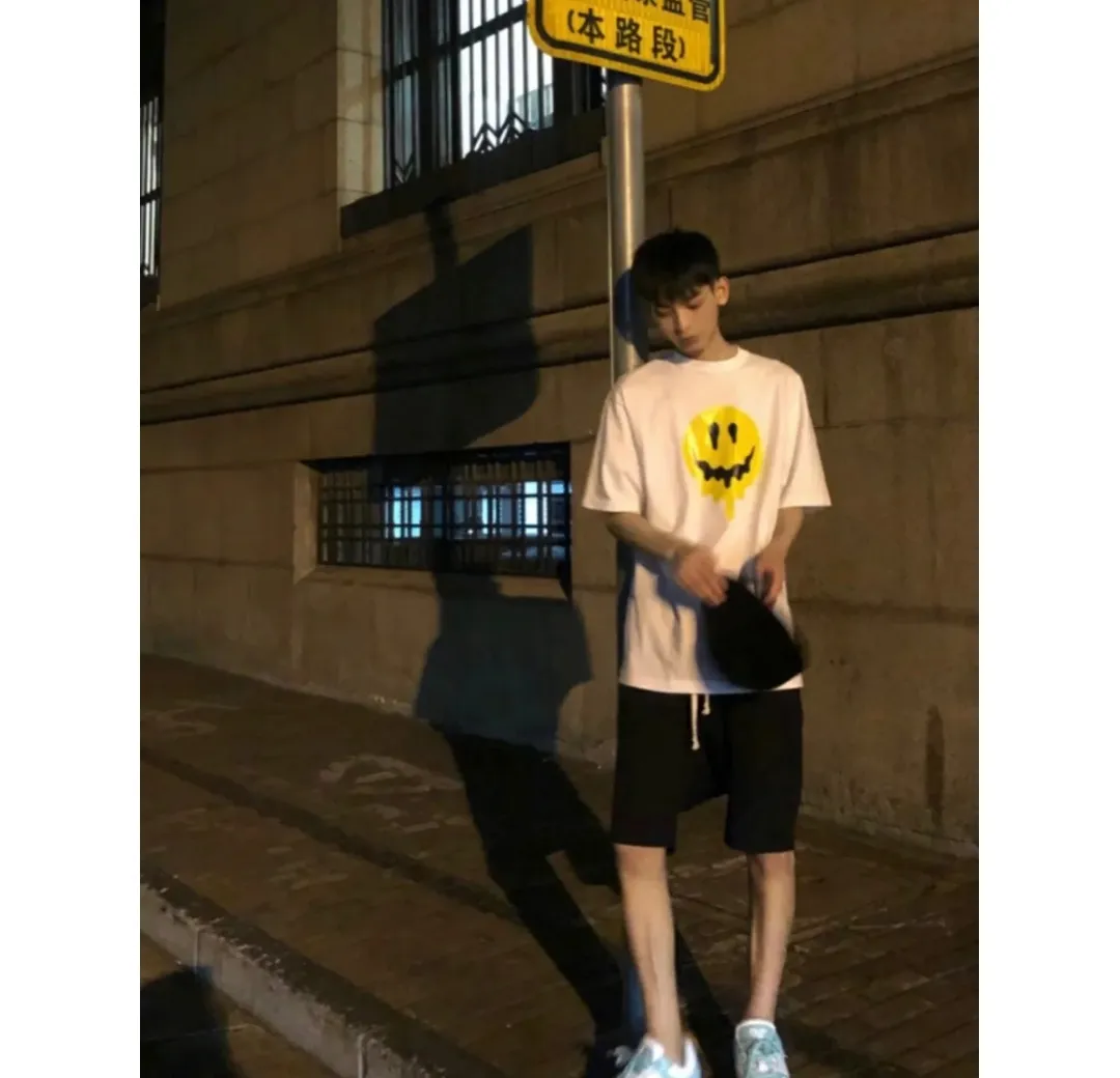 ♻️💯Upper body reference model picture❤️BALENCIAGA yellow dissolving smiley back skull scissor hands logo Balenciaga male and female couple loose pure cotton short sleeves The version that was snapped up for 5100 yuan last year, the original version was developed with special printing technology, embroidery design, fabric and version. Made of 32S/1*2 fine cotton double yarn plain weave, 280 grams; matched with 32S/1*2 fine cotton double yarn 1*1 rib. Melting smiley face printing on the front panel: It mainly uses extremely green and environmentally friendly printing silica gel. Silica gel is a highly active adsorption material and is an amorphous substance. Insoluble in water and any solvent, non-toxic and odorless. Special transparent glue is printed on the surface, which has the original viscosity effect. The high transparency does not affect the color glue effect. Back panel skull pattern embroidery: The embroidery thread is made of mercerized material, which is more flexible and glossy than ordinary embroidery thread. The front and rear craftsmanship is restored 1V1, and the version has a classic dropped shoulder oversize design. Color: Black White Size: XS-L P:270