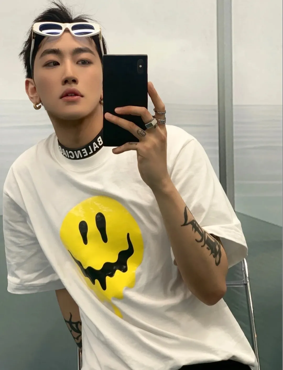 ♻️💯Upper body reference model picture❤️BALENCIAGA yellow dissolving smiley back skull scissor hands logo Balenciaga male and female couple loose pure cotton short sleeves The version that was snapped up for 5100 yuan last year, the original version was developed with special printing technology, embroidery design, fabric and version. Made of 32S/1*2 fine cotton double yarn plain weave, 280 grams; matched with 32S/1*2 fine cotton double yarn 1*1 rib. Melting smiley face printing on the front panel: It mainly uses extremely green and environmentally friendly printing silica gel. Silica gel is a highly active adsorption material and is an amorphous substance. Insoluble in water and any solvent, non-toxic and odorless. Special transparent glue is printed on the surface, which has the original viscosity effect. The high transparency does not affect the color glue effect. Back panel skull pattern embroidery: The embroidery thread is made of mercerized material, which is more flexible and glossy than ordinary embroidery thread. The front and rear craftsmanship is restored 1V1, and the version has a classic dropped shoulder oversize design. Color: Black White Size: XS-L P:270