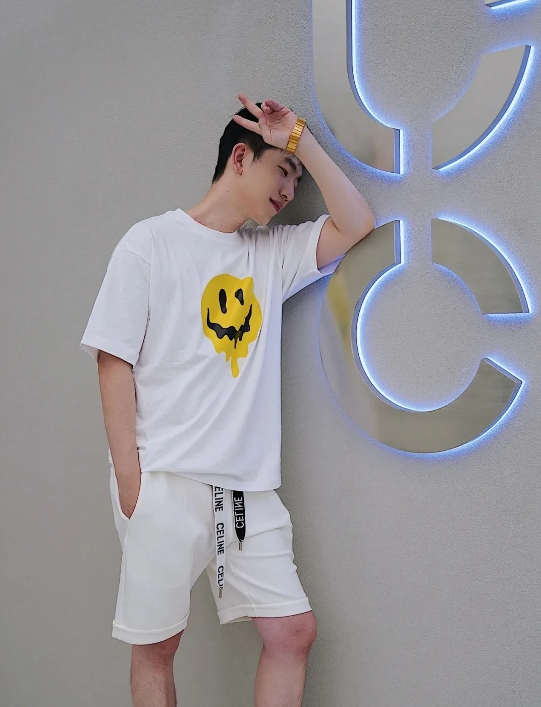 ♻️💯Upper body reference model picture❤️BALENCIAGA yellow dissolving smiley back skull scissor hands logo Balenciaga male and female couple loose pure cotton short sleeves The version that was snapped up for 5100 yuan last year, the original version was developed with special printing technology, embroidery design, fabric and version. Made of 32S/1*2 fine cotton double yarn plain weave, 280 grams; matched with 32S/1*2 fine cotton double yarn 1*1 rib. Melting smiley face printing on the front panel: It mainly uses extremely green and environmentally friendly printing silica gel. Silica gel is a highly active adsorption material and is an amorphous substance. Insoluble in water and any solvent, non-toxic and odorless. Special transparent glue is printed on the surface, which has the original viscosity effect. The high transparency does not affect the color glue effect. Back panel skull pattern embroidery: The embroidery thread is made of mercerized material, which is more flexible and glossy than ordinary embroidery thread. The front and rear craftsmanship is restored 1V1, and the version has a classic dropped shoulder oversize design. Color: Black White Size: XS-L P:270