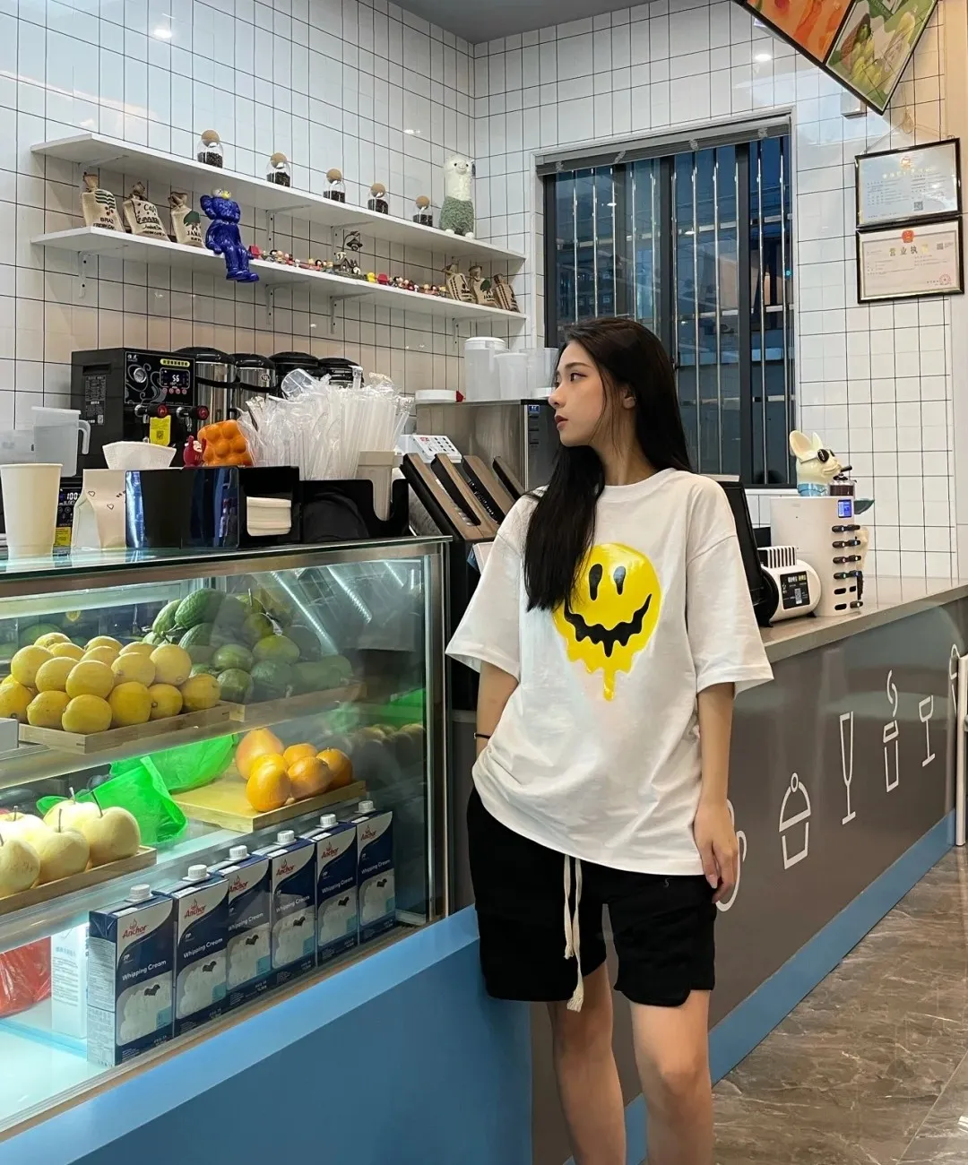 ♻️💯Upper body reference model picture❤️BALENCIAGA yellow dissolving smiley back skull scissor hands logo Balenciaga male and female couple loose pure cotton short sleeves The version that was snapped up for 5100 yuan last year, the original version was developed with special printing technology, embroidery design, fabric and version. Made of 32S/1*2 fine cotton double yarn plain weave, 280 grams; matched with 32S/1*2 fine cotton double yarn 1*1 rib. Melting smiley face printing on the front panel: It mainly uses extremely green and environmentally friendly printing silica gel. Silica gel is a highly active adsorption material and is an amorphous substance. Insoluble in water and any solvent, non-toxic and odorless. Special transparent glue is printed on the surface, which has the original viscosity effect. The high transparency does not affect the color glue effect. Back panel skull pattern embroidery: The embroidery thread is made of mercerized material, which is more flexible and glossy than ordinary embroidery thread. The front and rear craftsmanship is restored 1V1, and the version has a classic dropped shoulder oversize design. Color: Black White Size: XS-L P:270