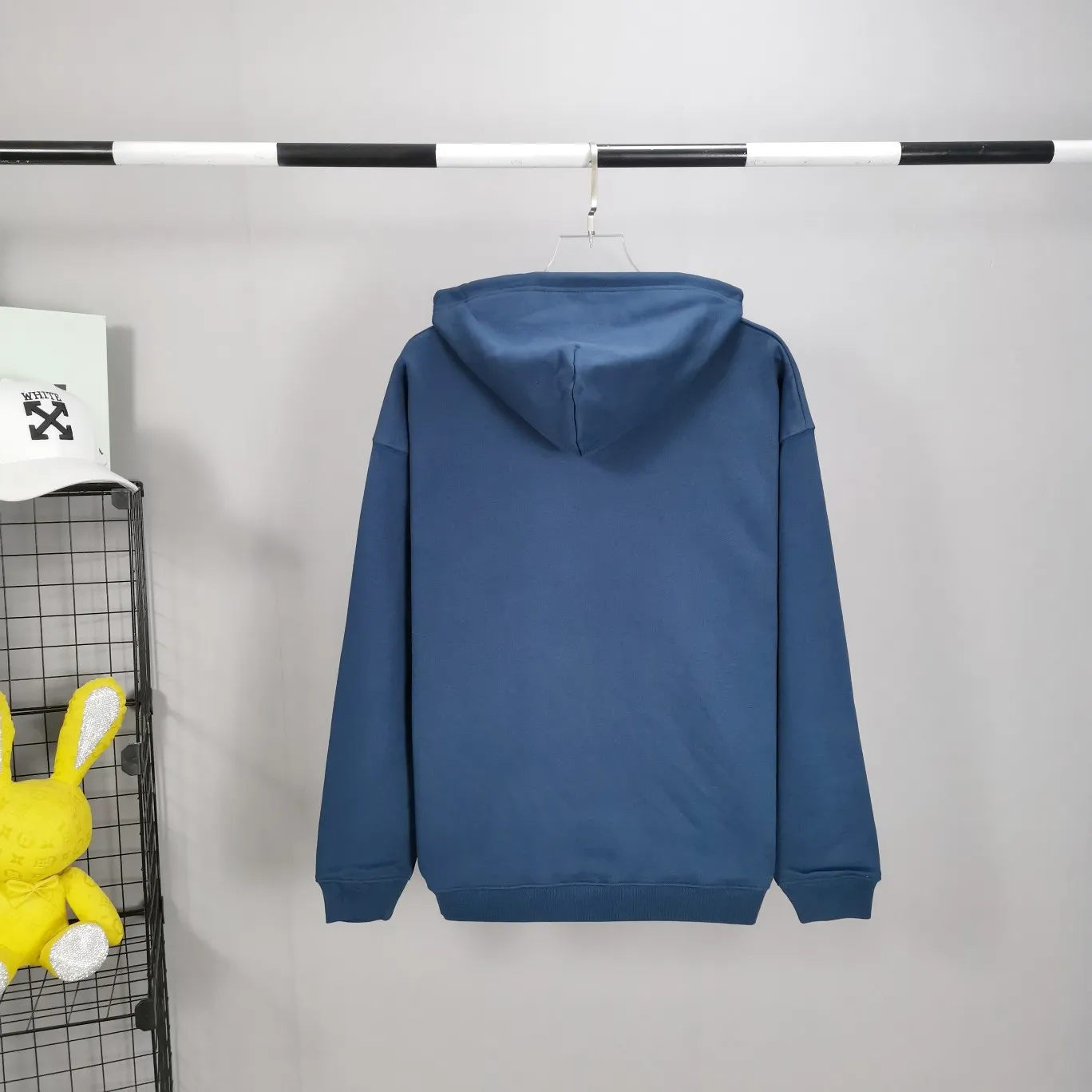The top tested version of Balenciaga BALENCIAGA running men's running marathon pure cotton loose loose men's and women's couple's same style autumn and winter hoodie hooded sweatshirt. The printing uses imported glue, high covering screen technology, high printing accuracy and no tooth edges. Neat, refreshing, and clear texture. The fabric is made of 480g combed cotton fabric, which is full of drape! Color: Black White Dark Blue Size: XS-L P:450