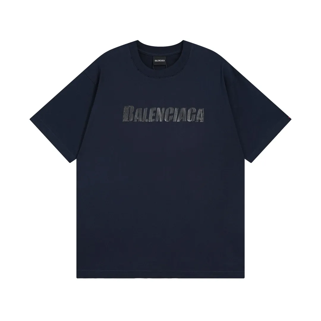🅿️166 Detailed picture [Top version. Official website quality] BALENCI*GA/Paris. 2023 new style. Classic letter LOGO printed distressed short-sleeved T-shirt. Brick cabinet synchronization. The fabric is made of Paris ZP custom-woven and dyed 100% cotton double yarn compact cotton. The weight is 260 grams, the cloth surface is clean. The cloth pattern is clear, soft and comfortable. The threads are dyed with no color difference. The classic pattern is printed with environmentally friendly imported materials and precision printing screens, with clear letters and three-dimensional effect. Restored brick cabinet. The garments are hand-worn and distressed by many people. Different market currency. Welcome to compare. The version adopts OS loose shoulder design. Same style for men and women. Coding: BL223072 Color: black, coffee, pink, white, fruit green, navy Size: XS to L
