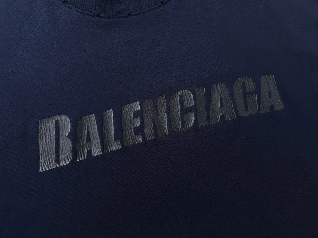 🅿️166 Detailed picture [Top version. Official website quality] BALENCI*GA/Paris. 2023 new style. Classic letter LOGO printed distressed short-sleeved T-shirt. Brick cabinet synchronization. The fabric is made of Paris ZP custom-woven and dyed 100% cotton double yarn compact cotton. The weight is 260 grams, the cloth surface is clean. The cloth pattern is clear, soft and comfortable. The threads are dyed with no color difference. The classic pattern is printed with environmentally friendly imported materials and precision printing screens, with clear letters and three-dimensional effect. Restored brick cabinet. The garments are hand-worn and distressed by many people. Different market currency. Welcome to compare. The version adopts OS loose shoulder design. Same style for men and women. Coding: BL223072 Color: black, coffee, pink, white, fruit green, navy Size: XS to L