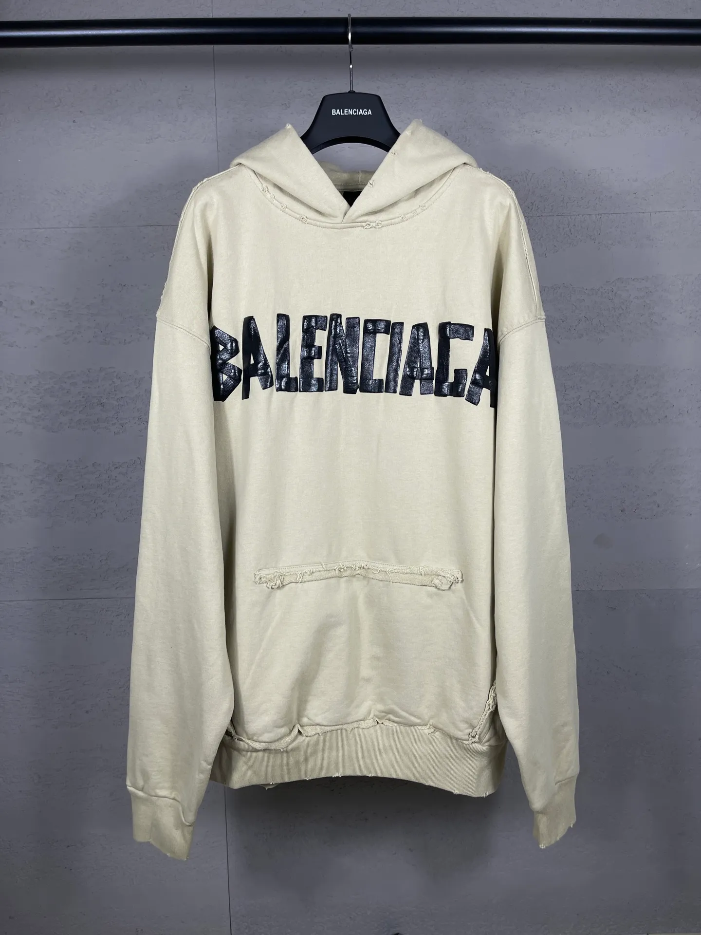 🅿️380 real photos [Top version. Official website quality] BALENCI*GA/Paris. 23ss latest classic hot model. Purchase the original board at the first time. Color. Printing. Washing. Production and authenticity. Wrong version in Jubie market. Welcome to compare. Tape direct printing. Ready-to-wear hooded sweatshirt washed and worn twice. The brick cabinet is synchronized. The fabric is made of Paris ZP custom-woven and dyed cotton sweatshirt. The weight is 450 grams. The cloth surface is clean. The cloth pattern is clear, soft and comfortable, and the threads are dyed with no color difference. The classic pattern adopts Kornit imported direct injection. The letters are clear and the effect is three-dimensional. Restored brick cabinet. The garments were washed and aged, and polished by many hands. Produced by ultra-heavy craftsmanship, special market currency. Note⚠️ZP fabric is made of fine-grained yarn. Pay attention to the big difference! Welcome to compare! The version adopts OS loose shoulder version. The same style for men and women. Code: BL238016 Color: dark gray blue, Paris blue, washed black, burgundy, fluorescent yellow, green, floral gray, sky blue, khaki Size: XS S M L