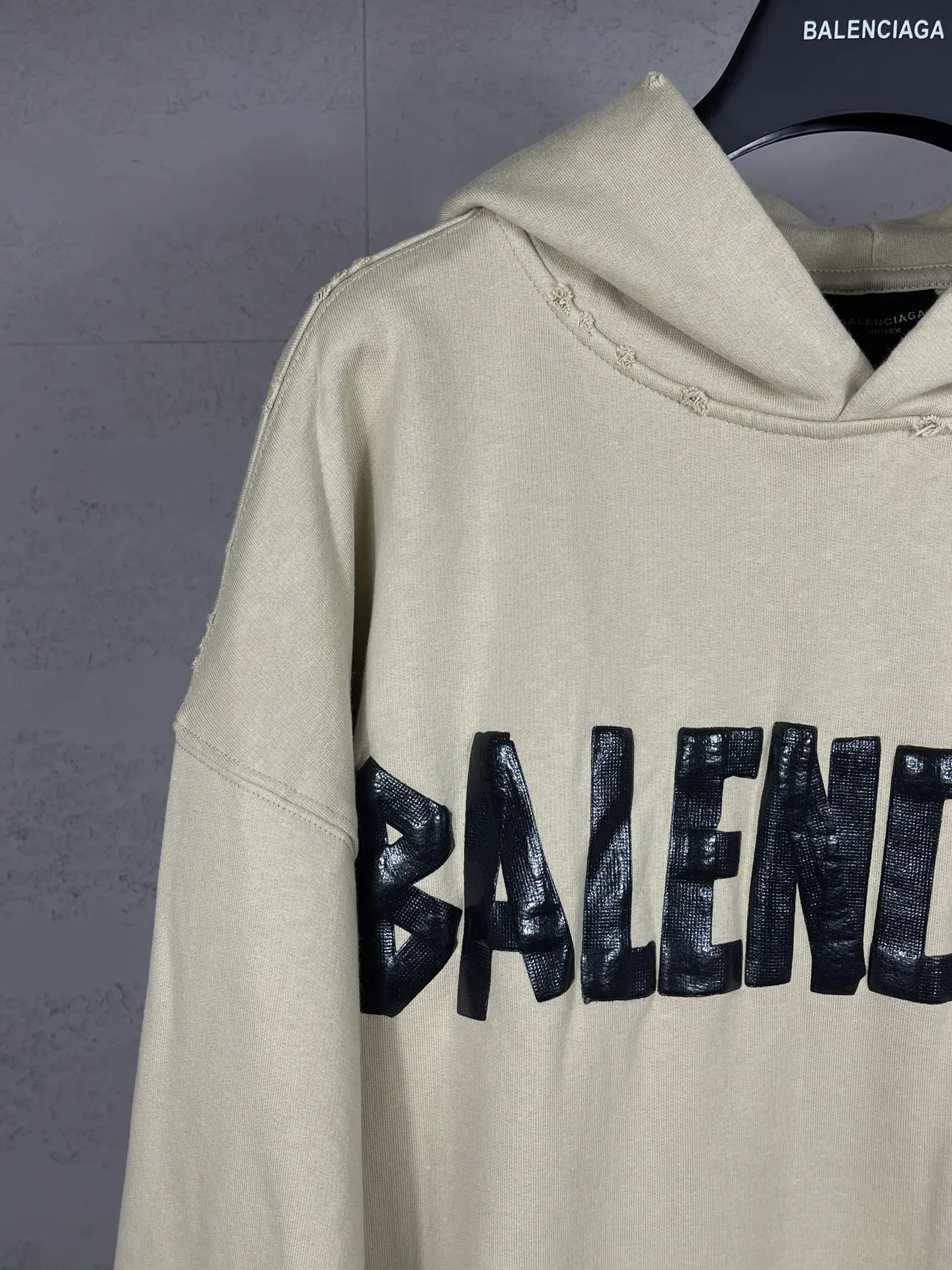 🅿️380 real photos [Top version. Official website quality] BALENCI*GA/Paris. 23ss latest classic hot model. Purchase the original board at the first time. Color. Printing. Washing. Production and authenticity. Wrong version in Jubie market. Welcome to compare. Tape direct printing. Ready-to-wear hooded sweatshirt washed and worn twice. The brick cabinet is synchronized. The fabric is made of Paris ZP custom-woven and dyed cotton sweatshirt. The weight is 450 grams. The cloth surface is clean. The cloth pattern is clear, soft and comfortable, and the threads are dyed with no color difference. The classic pattern adopts Kornit imported direct injection. The letters are clear and the effect is three-dimensional. Restored brick cabinet. The garments were washed and aged, and polished by many hands. Produced by ultra-heavy craftsmanship, special market currency. Note⚠️ZP fabric is made of fine-grained yarn. Pay attention to the big difference! Welcome to compare! The version adopts OS loose shoulder version. The same style for men and women. Code: BL238016 Color: dark gray blue, Paris blue, washed black, burgundy, fluorescent yellow, green, floral gray, sky blue, khaki Size: XS S M L