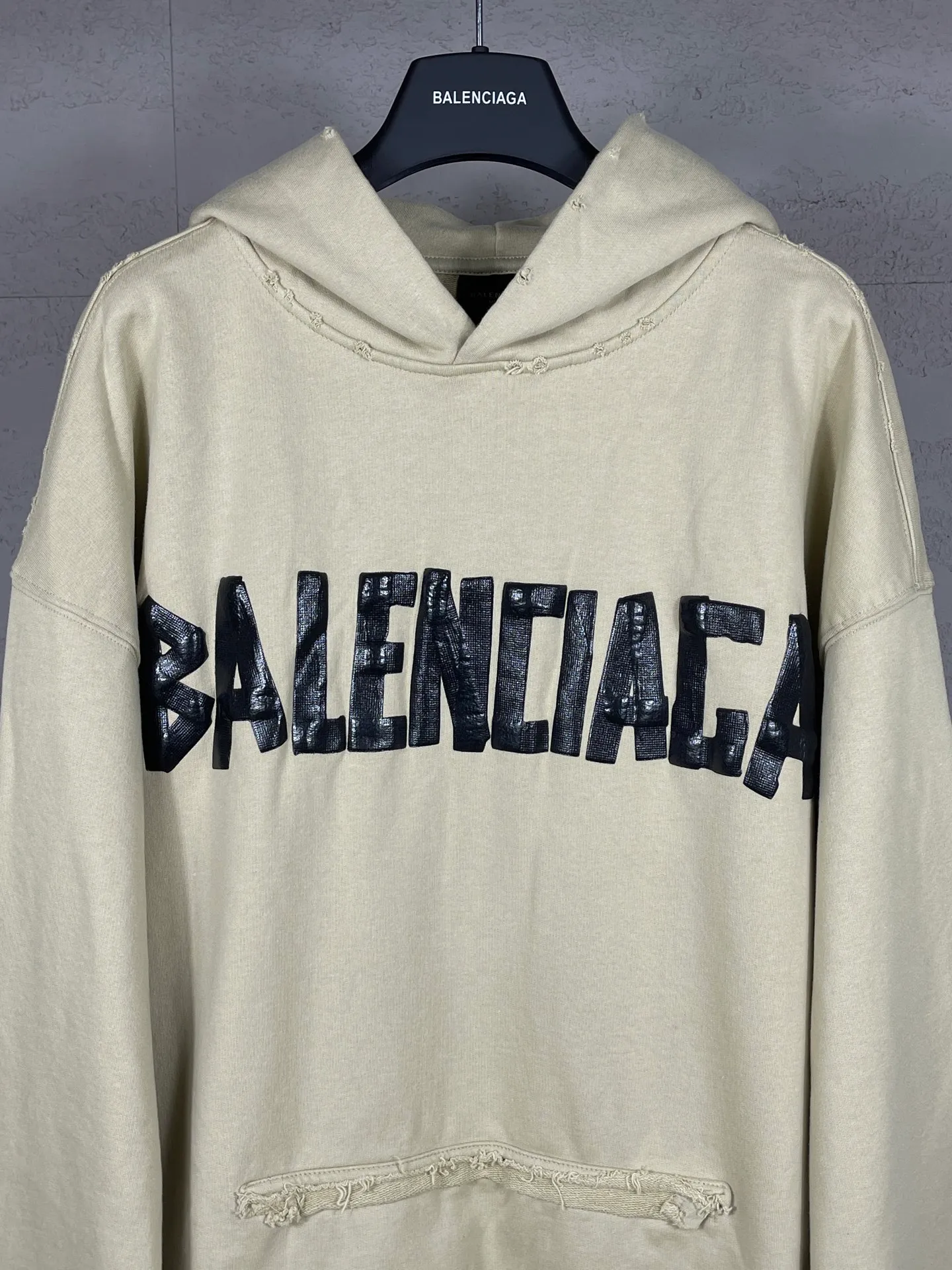 🅿️380 real photos [Top version. Official website quality] BALENCI*GA/Paris. 23ss latest classic hot model. Purchase the original board at the first time. Color. Printing. Washing. Production and authenticity. Wrong version in Jubie market. Welcome to compare. Tape direct printing. Ready-to-wear hooded sweatshirt washed and worn twice. The brick cabinet is synchronized. The fabric is made of Paris ZP custom-woven and dyed cotton sweatshirt. The weight is 450 grams. The cloth surface is clean. The cloth pattern is clear, soft and comfortable, and the threads are dyed with no color difference. The classic pattern adopts Kornit imported direct injection. The letters are clear and the effect is three-dimensional. Restored brick cabinet. The garments were washed and aged, and polished by many hands. Produced by ultra-heavy craftsmanship, special market currency. Note⚠️ZP fabric is made of fine-grained yarn. Pay attention to the big difference! Welcome to compare! The version adopts OS loose shoulder version. The same style for men and women. Code: BL238016 Color: dark gray blue, Paris blue, washed black, burgundy, fluorescent yellow, green, floral gray, sky blue, khaki Size: XS S M L