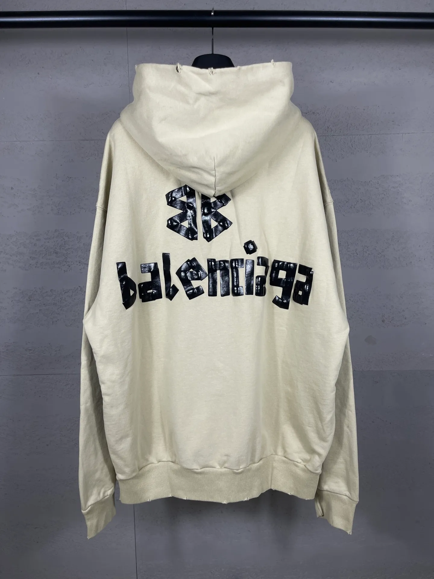 🅿️380 real photos [Top version. Official website quality] BALENCI*GA/Paris. 23ss latest classic hot model. Purchase the original board at the first time. Color. Printing. Washing. Production and authenticity. Wrong version in Jubie market. Welcome to compare. Tape direct printing. Ready-to-wear hooded sweatshirt washed and worn twice. The brick cabinet is synchronized. The fabric is made of Paris ZP custom-woven and dyed cotton sweatshirt. The weight is 450 grams. The cloth surface is clean. The cloth pattern is clear, soft and comfortable, and the threads are dyed with no color difference. The classic pattern adopts Kornit imported direct injection. The letters are clear and the effect is three-dimensional. Restored brick cabinet. The garments were washed and aged, and polished by many hands. Produced by ultra-heavy craftsmanship, special market currency. Note⚠️ZP fabric is made of fine-grained yarn. Pay attention to the big difference! Welcome to compare! The version adopts OS loose shoulder version. The same style for men and women. Code: BL238016 Color: dark gray blue, Paris blue, washed black, burgundy, fluorescent yellow, green, floral gray, sky blue, khaki Size: XS S M L
