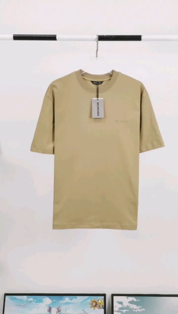 Real shot of the video————The top tested version of BALENCIAGA basic embroidered logo pure cotton loose-fitting fashion brand short-sleeves for men and women. Fabric: 32S 280g super heavy fabric, ready-to-wear wash, soft and comfortable to the touch. Printing: Japanese Tajima embroidery technology is used, the embroidery is accurate, the printing is meticulous and full, and there is no thread skipping. Accessories: Customized full set of BLCG accessories Color: Fluorescent green black gray dark khaki white Size: XS-L P:240