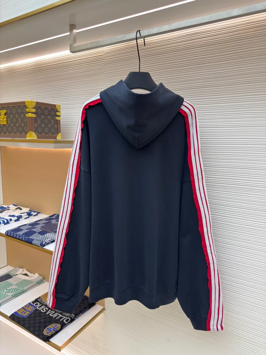 Balenciaga shoulder bar hooded sweatshirt ●Authentic product: Purchased and developed for 13800 ●Item number: 1680427-B20 ●Fabric: pure cotton fabric ●Technology: made on positioning cutting machine ●Version: loose fit ●Weight: about 1130 grams ●Size: XS-S-M-L ●Description: Balenciaga Shoulder bar hooded sweatshirt, custom-woven and dyed original fabric of the same specifications, custom-dyed fabric in small vats and matching ribs, 380 grams in weight. The key and difficult craftsmanship is the splicing of five pit strips of webbing across the shoulders, and the one-piece sleeves are made after overcoating the front and back pieces. The materials are all developed and dyed, and even the edge ribs of the webbing are also made to have no color difference. The overall line is straight and delicate, the fabric is comfortable and soft, the color is consistent and there is no color difference. It can be matched with the same style to create a fashionable look, to control various occasions, customized accessories, complete three standards, the same style for men and women!