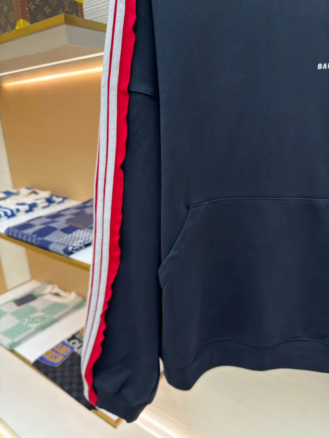 Balenciaga shoulder bar hooded sweatshirt ●Authentic product: Purchased and developed for 13800 ●Item number: 1680427-B20 ●Fabric: pure cotton fabric ●Technology: made on positioning cutting machine ●Version: loose fit ●Weight: about 1130 grams ●Size: XS-S-M-L ●Description: Balenciaga Shoulder bar hooded sweatshirt, custom-woven and dyed original fabric of the same specifications, custom-dyed fabric in small vats and matching ribs, 380 grams in weight. The key and difficult craftsmanship is the splicing of five pit strips of webbing across the shoulders, and the one-piece sleeves are made after overcoating the front and back pieces. The materials are all developed and dyed, and even the edge ribs of the webbing are also made to have no color difference. The overall line is straight and delicate, the fabric is comfortable and soft, the color is consistent and there is no color difference. It can be matched with the same style to create a fashionable look, to control various occasions, customized accessories, complete three standards, the same style for men and women!