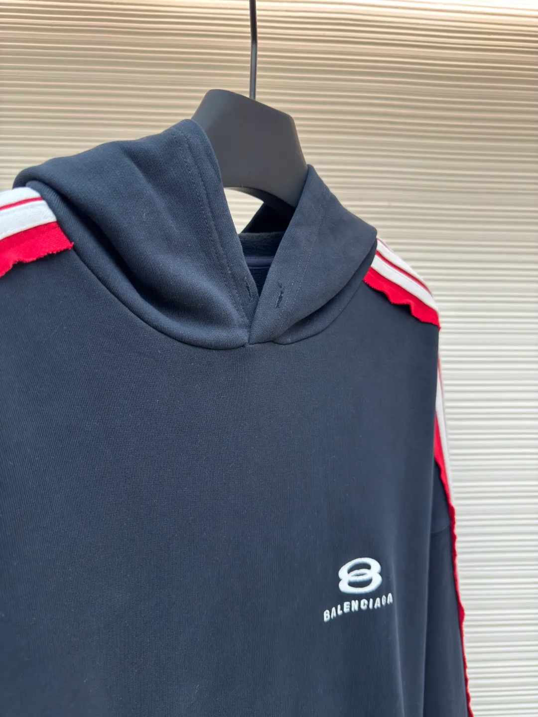 Balenciaga shoulder bar hooded sweatshirt ●Authentic product: Purchased and developed for 13800 ●Item number: 1680427-B20 ●Fabric: pure cotton fabric ●Technology: made on positioning cutting machine ●Version: loose fit ●Weight: about 1130 grams ●Size: XS-S-M-L ●Description: Balenciaga Shoulder bar hooded sweatshirt, custom-woven and dyed original fabric of the same specifications, custom-dyed fabric in small vats and matching ribs, 380 grams in weight. The key and difficult craftsmanship is the splicing of five pit strips of webbing across the shoulders, and the one-piece sleeves are made after overcoating the front and back pieces. The materials are all developed and dyed, and even the edge ribs of the webbing are also made to have no color difference. The overall line is straight and delicate, the fabric is comfortable and soft, the color is consistent and there is no color difference. It can be matched with the same style to create a fashionable look, to control various occasions, customized accessories, complete three standards, the same style for men and women!