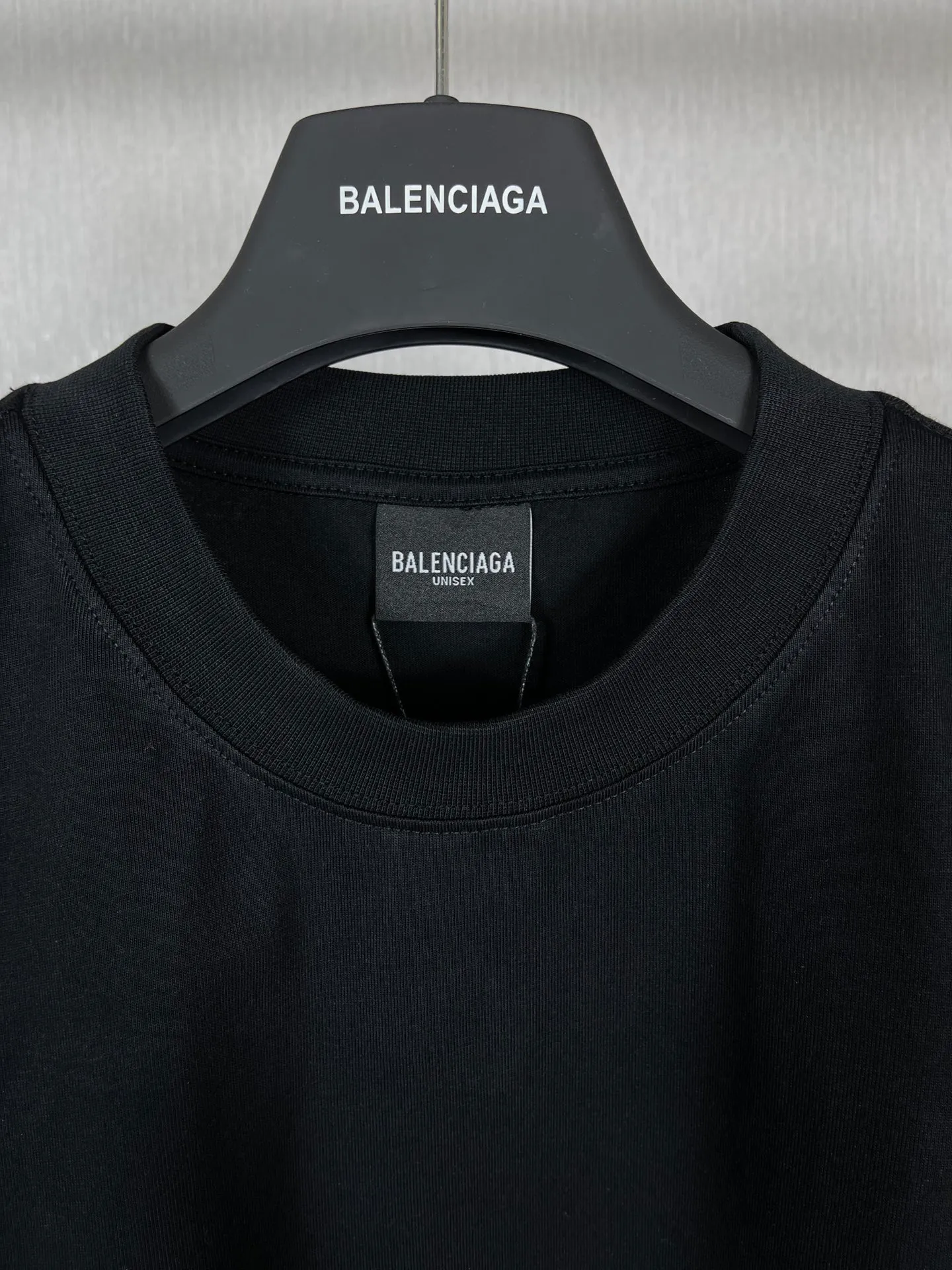 🅿️180 real photos [Top version. Official website quality] BALENCI*GA/Paris BALENCI*GA#23SS Paris classic lock button back classic LOGO hot-drilled short-sleeved T-shirt. Brick cabinet synchronization. The fabric is made of Paris ZP custom-woven and dyed 100% cotton double yarn compact cotton. The weight is 260 grams. The cloth surface is clean. The cloth pattern is clear. Soft and comfortable. Good color fastness. Not easy to change color. The threads are woven and dyed with no color difference. The back hot drill uses imported drill, which has good gloss and is not easy to fall off. Restore brick cabinet. The version adopts OS loose shoulder style. Same style for men and women. Code: BL223200 Color: Black. White Size: XS to L