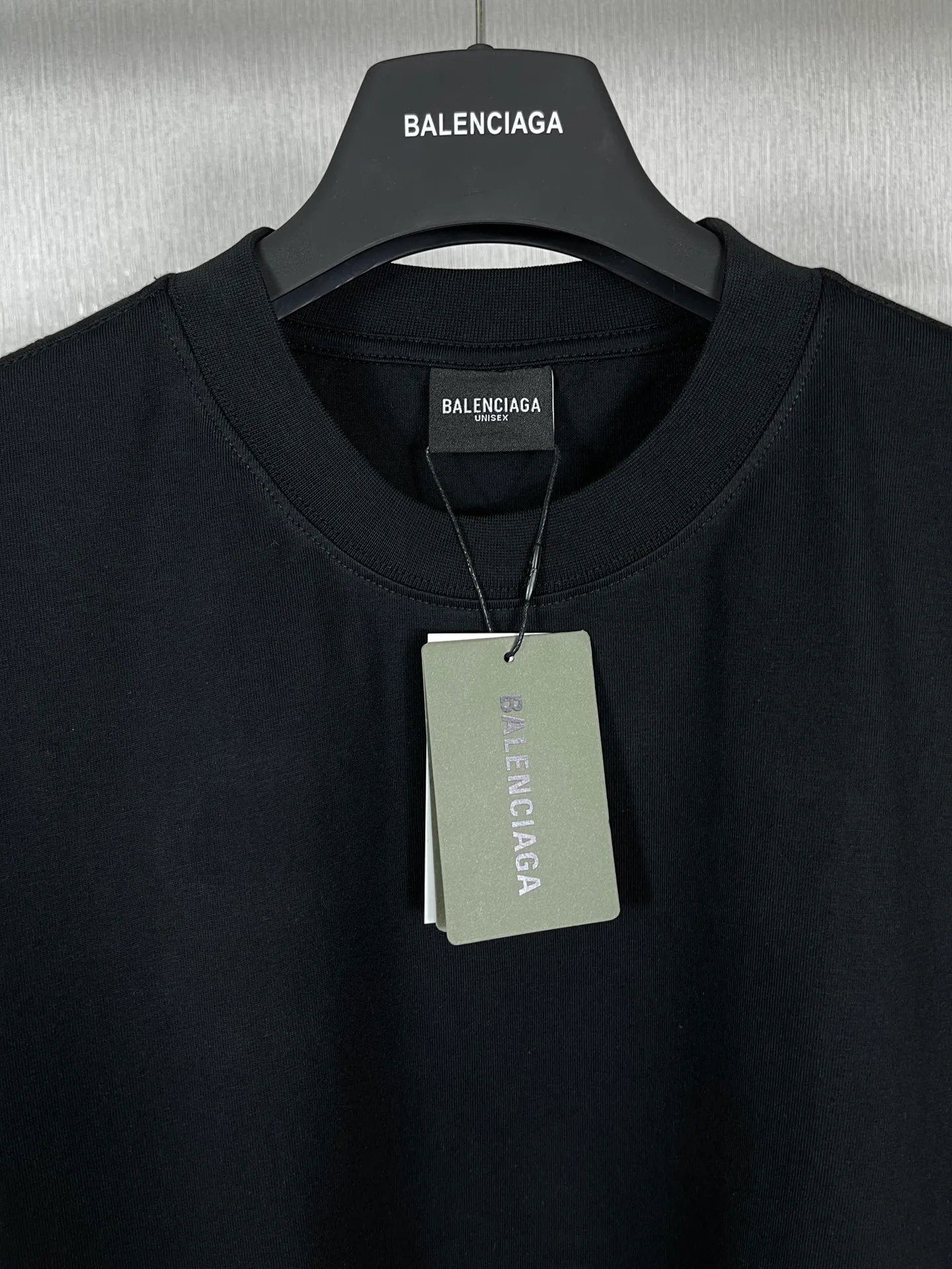 🅿️180 real photos [Top version. Official website quality] BALENCI*GA/Paris BALENCI*GA#23SS Paris classic lock button back classic LOGO hot-drilled short-sleeved T-shirt. Brick cabinet synchronization. The fabric is made of Paris ZP custom-woven and dyed 100% cotton double yarn compact cotton. The weight is 260 grams. The cloth surface is clean. The cloth pattern is clear. Soft and comfortable. Good color fastness. Not easy to change color. The threads are woven and dyed with no color difference. The back hot drill uses imported drill, which has good gloss and is not easy to fall off. Restore brick cabinet. The version adopts OS loose shoulder style. Same style for men and women. Code: BL223200 Color: Black. White Size: XS to L