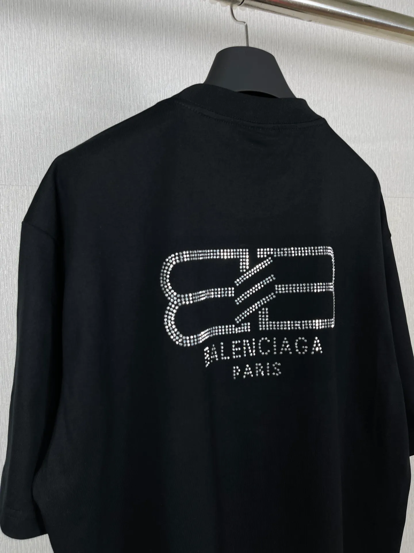 🅿️180 real photos [Top version. Official website quality] BALENCI*GA/Paris BALENCI*GA#23SS Paris classic lock button back classic LOGO hot-drilled short-sleeved T-shirt. Brick cabinet synchronization. The fabric is made of Paris ZP custom-woven and dyed 100% cotton double yarn compact cotton. The weight is 260 grams. The cloth surface is clean. The cloth pattern is clear. Soft and comfortable. Good color fastness. Not easy to change color. The threads are woven and dyed with no color difference. The back hot drill uses imported drill, which has good gloss and is not easy to fall off. Restore brick cabinet. The version adopts OS loose shoulder style. Same style for men and women. Code: BL223200 Color: Black. White Size: XS to L
