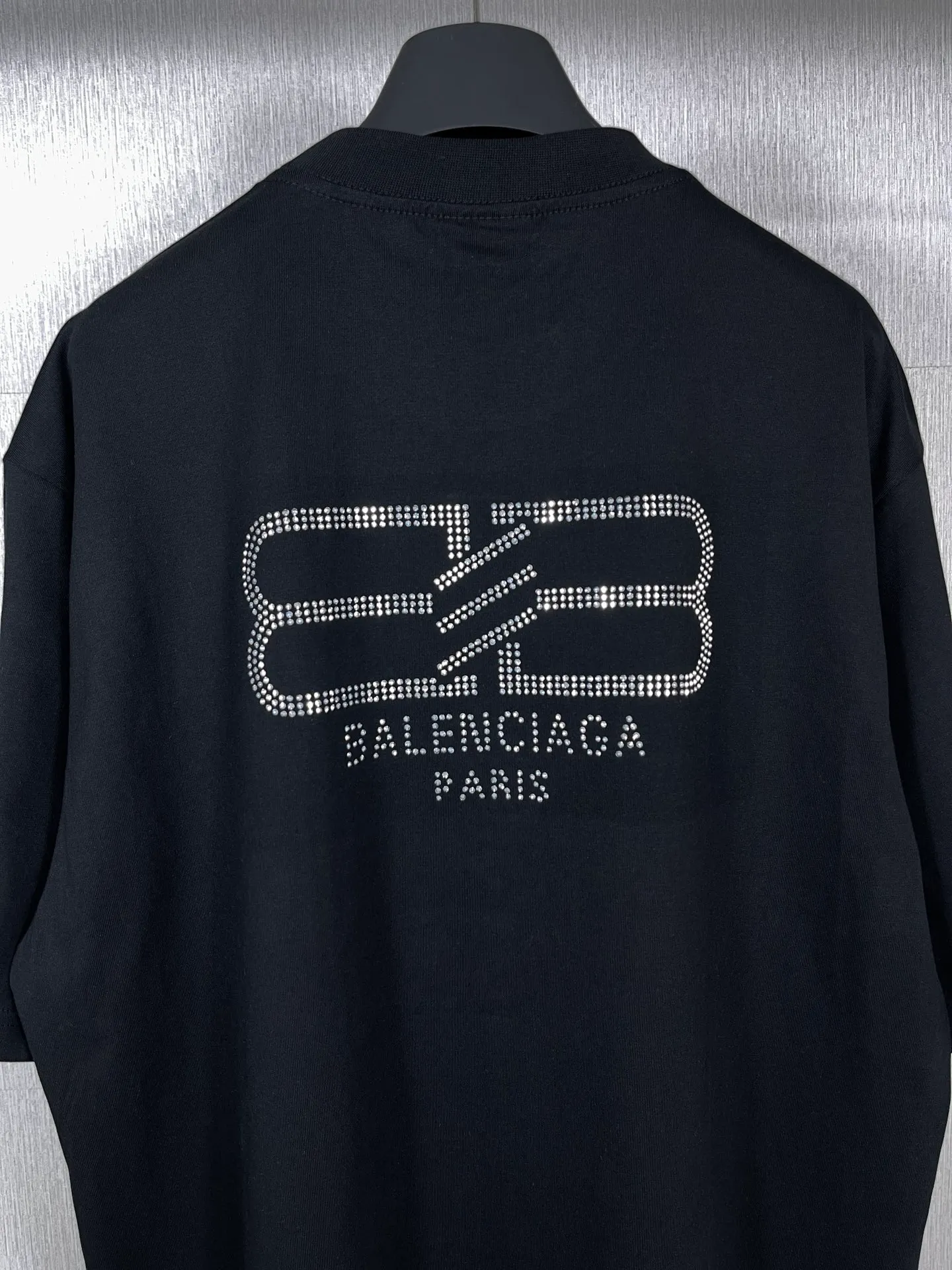 🅿️180 real photos [Top version. Official website quality] BALENCI*GA/Paris BALENCI*GA#23SS Paris classic lock button back classic LOGO hot-drilled short-sleeved T-shirt. Brick cabinet synchronization. The fabric is made of Paris ZP custom-woven and dyed 100% cotton double yarn compact cotton. The weight is 260 grams. The cloth surface is clean. The cloth pattern is clear. Soft and comfortable. Good color fastness. Not easy to change color. The threads are woven and dyed with no color difference. The back hot drill uses imported drill, which has good gloss and is not easy to fall off. Restore brick cabinet. The version adopts OS loose shoulder style. Same style for men and women. Code: BL223200 Color: Black. White Size: XS to L