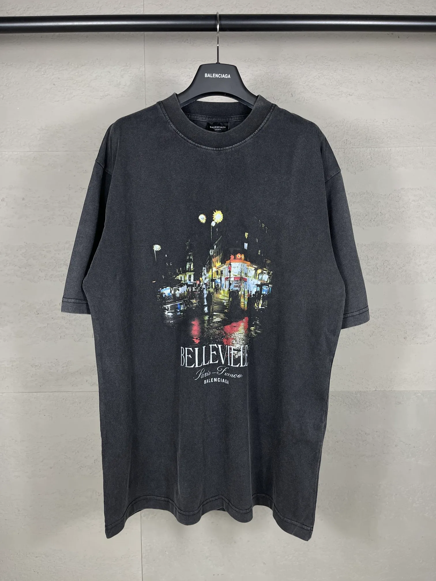🅿️194 real photos [Top version. Official website quality] BALENCI*GA/Paris. 2024 new model. Front Paris night scene retro print washed and distressed short-sleeved T-shirt. Brick cabinet synchronization. Genuine product developed at the first time, please print and compare! The fabric is made of Paris ZP custom-woven and dyed cotton double yarn. Weighing 260 grams, the cloth surface is clean. The cloth pattern is clear, soft and comfortable. The threads are dyed with no color difference. The printing is made of environmentally friendly imported materials. The letters are clear and the effect is three-dimensional. The entire garment is washed and distressed. The version adopts OS loose shoulder design. Same style for men and women. Code: BL223391 Color: washed black Size: XS. S. M. L