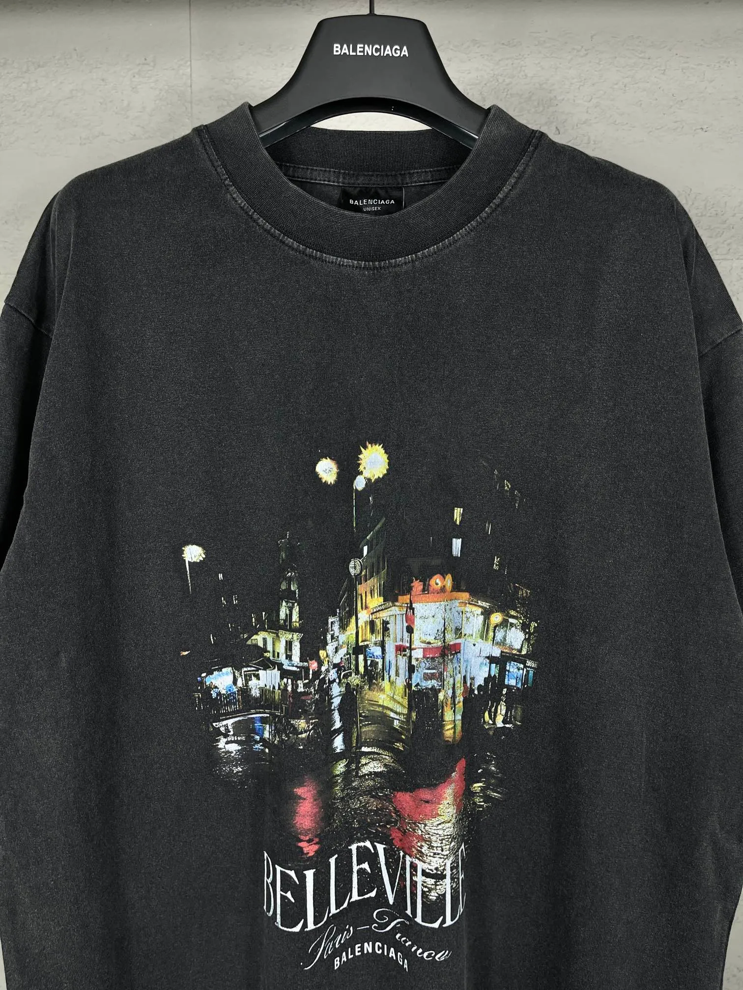 🅿️194 real photos [Top version. Official website quality] BALENCI*GA/Paris. 2024 new model. Front Paris night scene retro print washed and distressed short-sleeved T-shirt. Brick cabinet synchronization. Genuine product developed at the first time, please print and compare! The fabric is made of Paris ZP custom-woven and dyed cotton double yarn. Weighing 260 grams, the cloth surface is clean. The cloth pattern is clear, soft and comfortable. The threads are dyed with no color difference. The printing is made of environmentally friendly imported materials. The letters are clear and the effect is three-dimensional. The entire garment is washed and distressed. The version adopts OS loose shoulder design. Same style for men and women. Code: BL223391 Color: washed black Size: XS. S. M. L