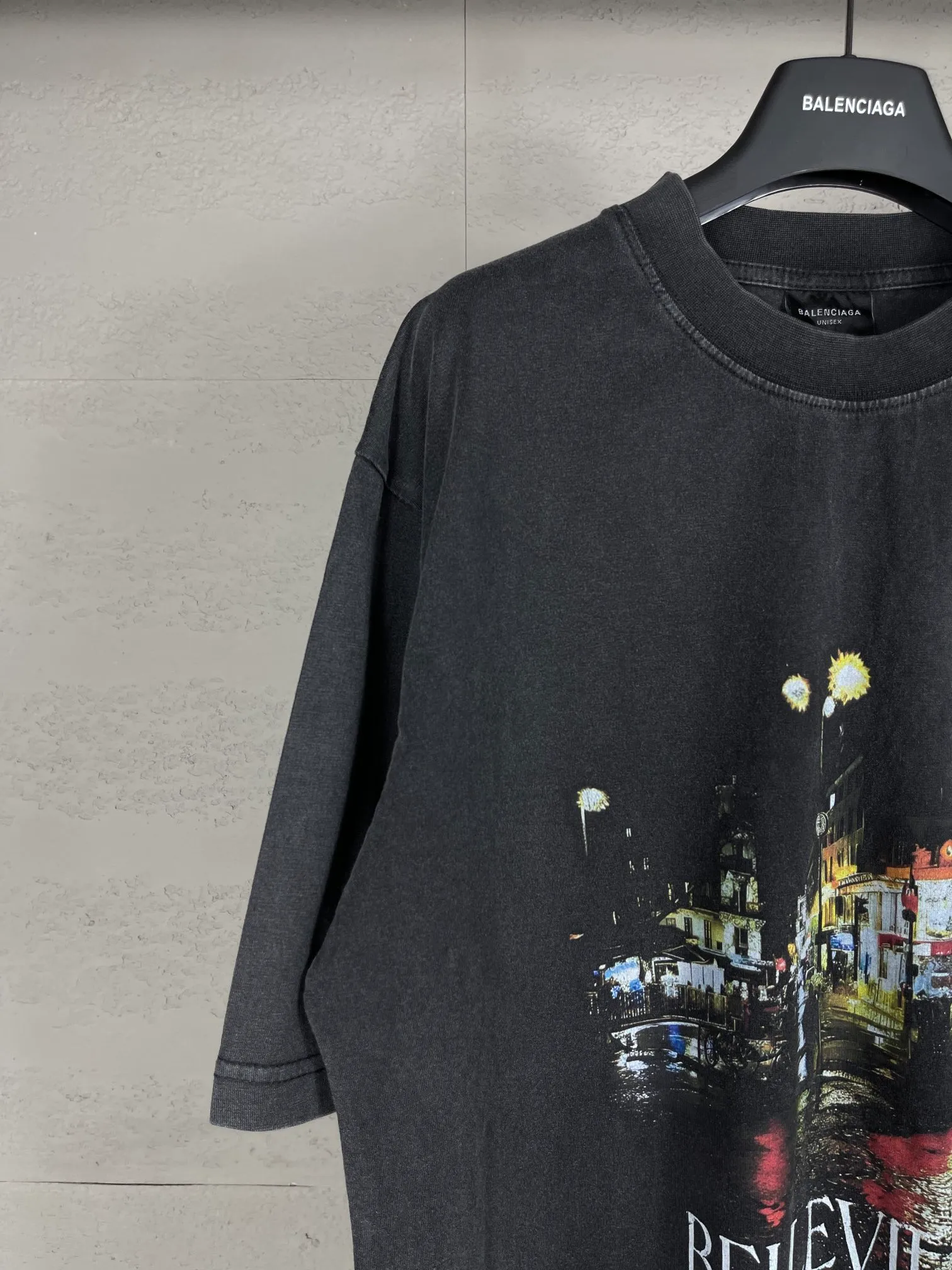 🅿️194 real photos [Top version. Official website quality] BALENCI*GA/Paris. 2024 new model. Front Paris night scene retro print washed and distressed short-sleeved T-shirt. Brick cabinet synchronization. Genuine product developed at the first time, please print and compare! The fabric is made of Paris ZP custom-woven and dyed cotton double yarn. Weighing 260 grams, the cloth surface is clean. The cloth pattern is clear, soft and comfortable. The threads are dyed with no color difference. The printing is made of environmentally friendly imported materials. The letters are clear and the effect is three-dimensional. The entire garment is washed and distressed. The version adopts OS loose shoulder design. Same style for men and women. Code: BL223391 Color: washed black Size: XS. S. M. L