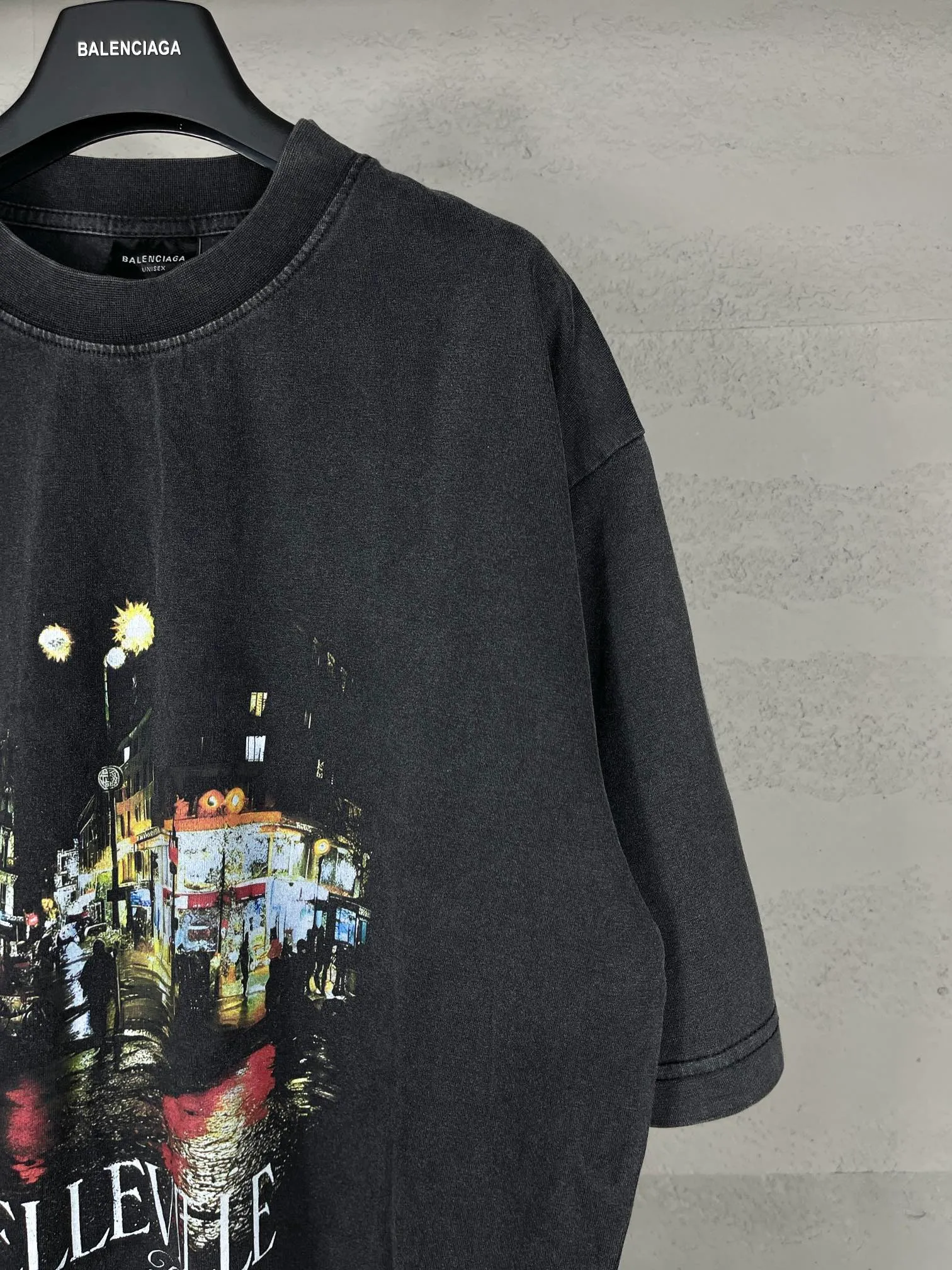 🅿️194 real photos [Top version. Official website quality] BALENCI*GA/Paris. 2024 new model. Front Paris night scene retro print washed and distressed short-sleeved T-shirt. Brick cabinet synchronization. Genuine product developed at the first time, please print and compare! The fabric is made of Paris ZP custom-woven and dyed cotton double yarn. Weighing 260 grams, the cloth surface is clean. The cloth pattern is clear, soft and comfortable. The threads are dyed with no color difference. The printing is made of environmentally friendly imported materials. The letters are clear and the effect is three-dimensional. The entire garment is washed and distressed. The version adopts OS loose shoulder design. Same style for men and women. Code: BL223391 Color: washed black Size: XS. S. M. L