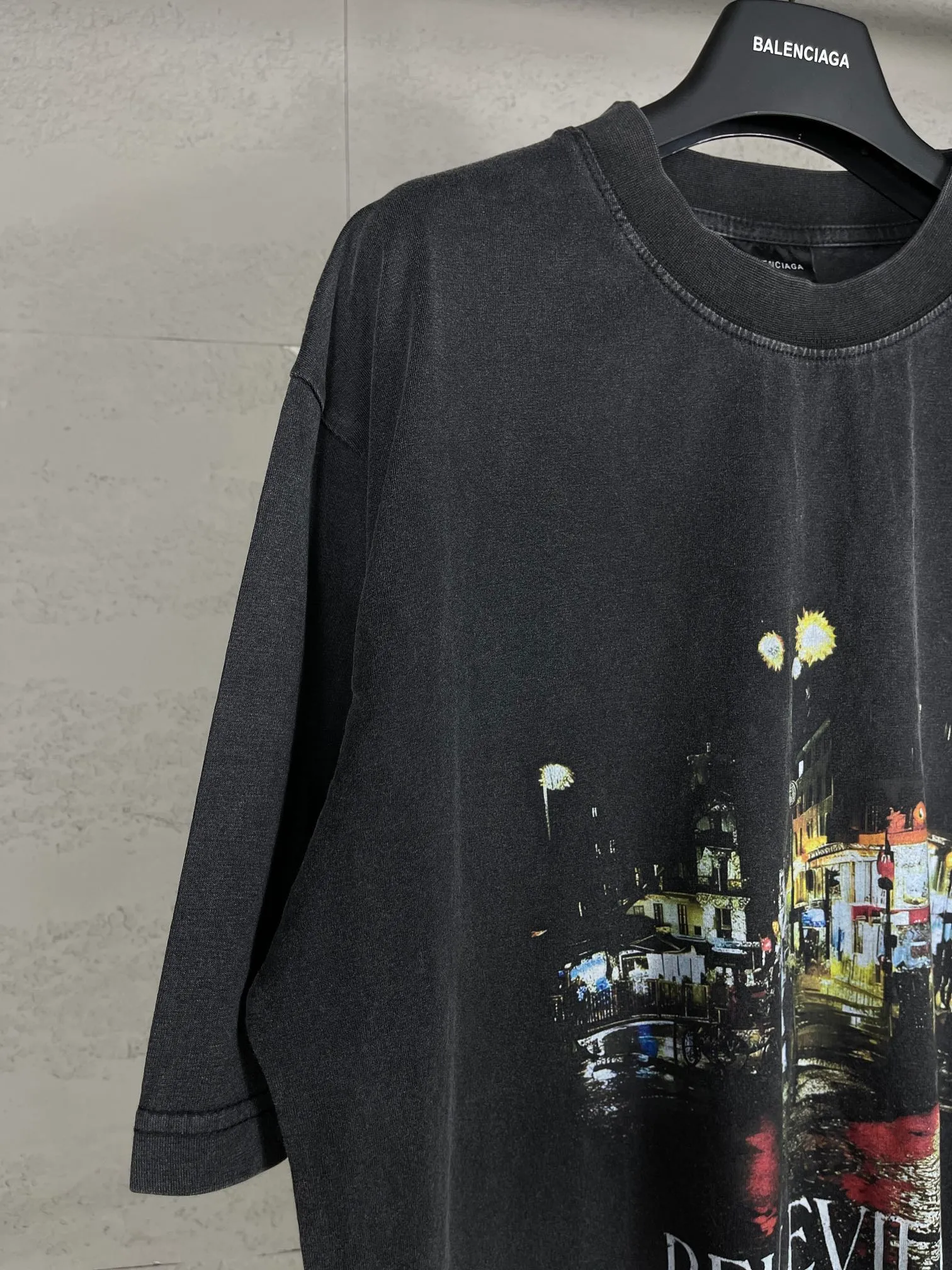 🅿️194 real photos [Top version. Official website quality] BALENCI*GA/Paris. 2024 new model. Front Paris night scene retro print washed and distressed short-sleeved T-shirt. Brick cabinet synchronization. Genuine product developed at the first time, please print and compare! The fabric is made of Paris ZP custom-woven and dyed cotton double yarn. Weighing 260 grams, the cloth surface is clean. The cloth pattern is clear, soft and comfortable. The threads are dyed with no color difference. The printing is made of environmentally friendly imported materials. The letters are clear and the effect is three-dimensional. The entire garment is washed and distressed. The version adopts OS loose shoulder design. Same style for men and women. Code: BL223391 Color: washed black Size: XS. S. M. L