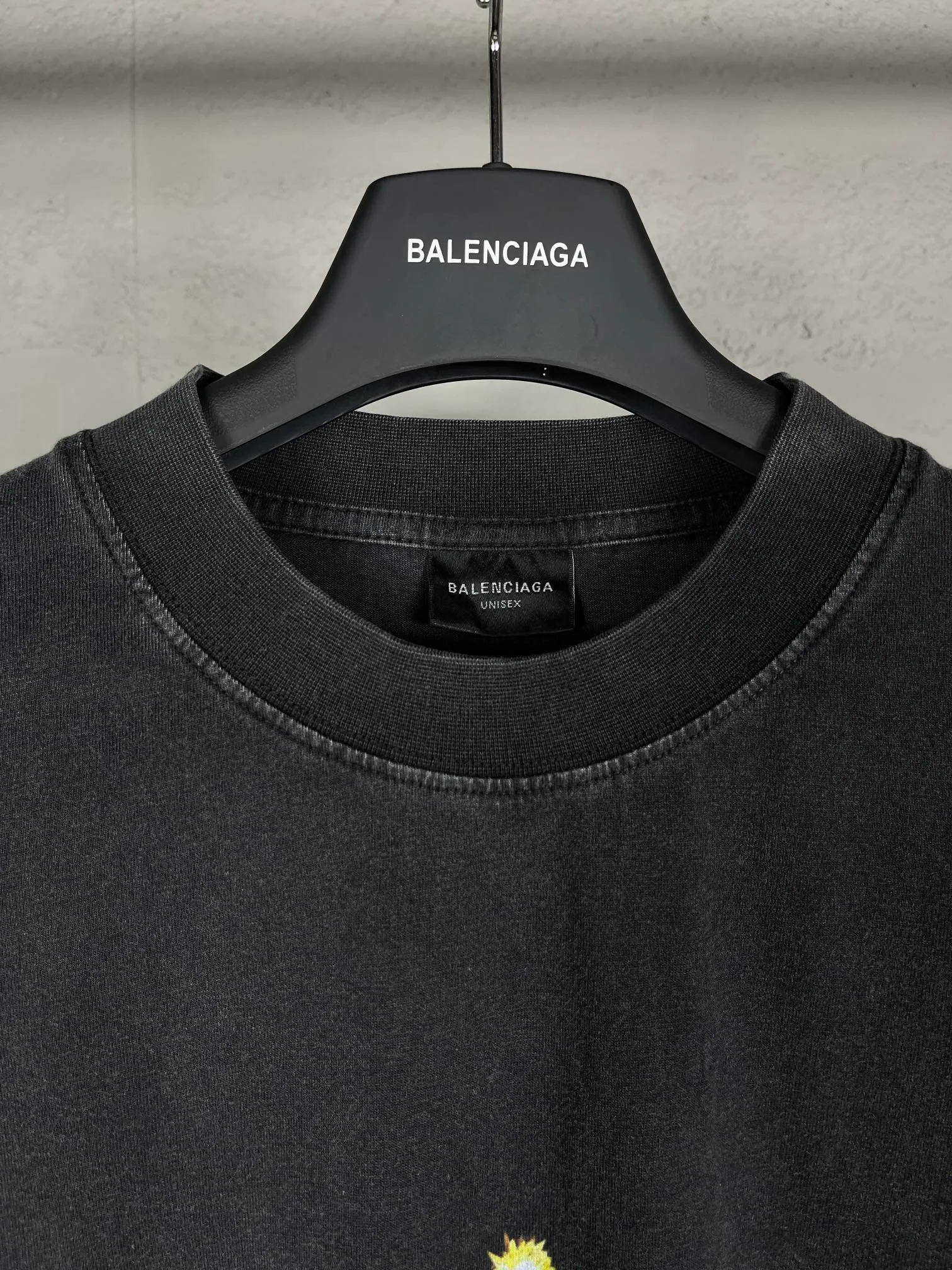 🅿️194 real photos [Top version. Official website quality] BALENCI*GA/Paris. 2024 new model. Front Paris night scene retro print washed and distressed short-sleeved T-shirt. Brick cabinet synchronization. Genuine product developed at the first time, please print and compare! The fabric is made of Paris ZP custom-woven and dyed cotton double yarn. Weighing 260 grams, the cloth surface is clean. The cloth pattern is clear, soft and comfortable. The threads are dyed with no color difference. The printing is made of environmentally friendly imported materials. The letters are clear and the effect is three-dimensional. The entire garment is washed and distressed. The version adopts OS loose shoulder design. Same style for men and women. Code: BL223391 Color: washed black Size: XS. S. M. L