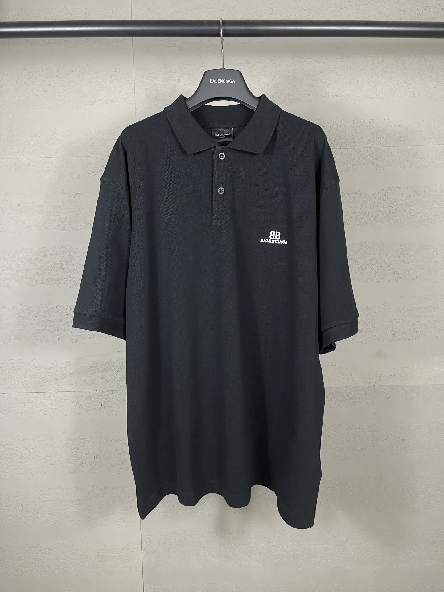 🅿️200 Actual pictures [Top version. Official website quality] BALENCI*GA/Paris #2025 new style, Paris classic LOGO double B embroidered POLO shirt, pure cotton rib cuffs, welcome to compare! The fabric is made of Paris ZP custom-woven and dyed cotton pique, with a weight of 260 grams. The cloth surface is clean. The cloth pattern is clear, soft and comfortable. The threads are woven and dyed with no color difference. The embroidered LOGO is embroidered using imported Tajima embroidery machine. The effect is three-dimensional. Restore the brick cabinet, adopt OS loose shoulder style. Same style for men and women. Coding: BL252205 Color: black, white Size: XS S M L