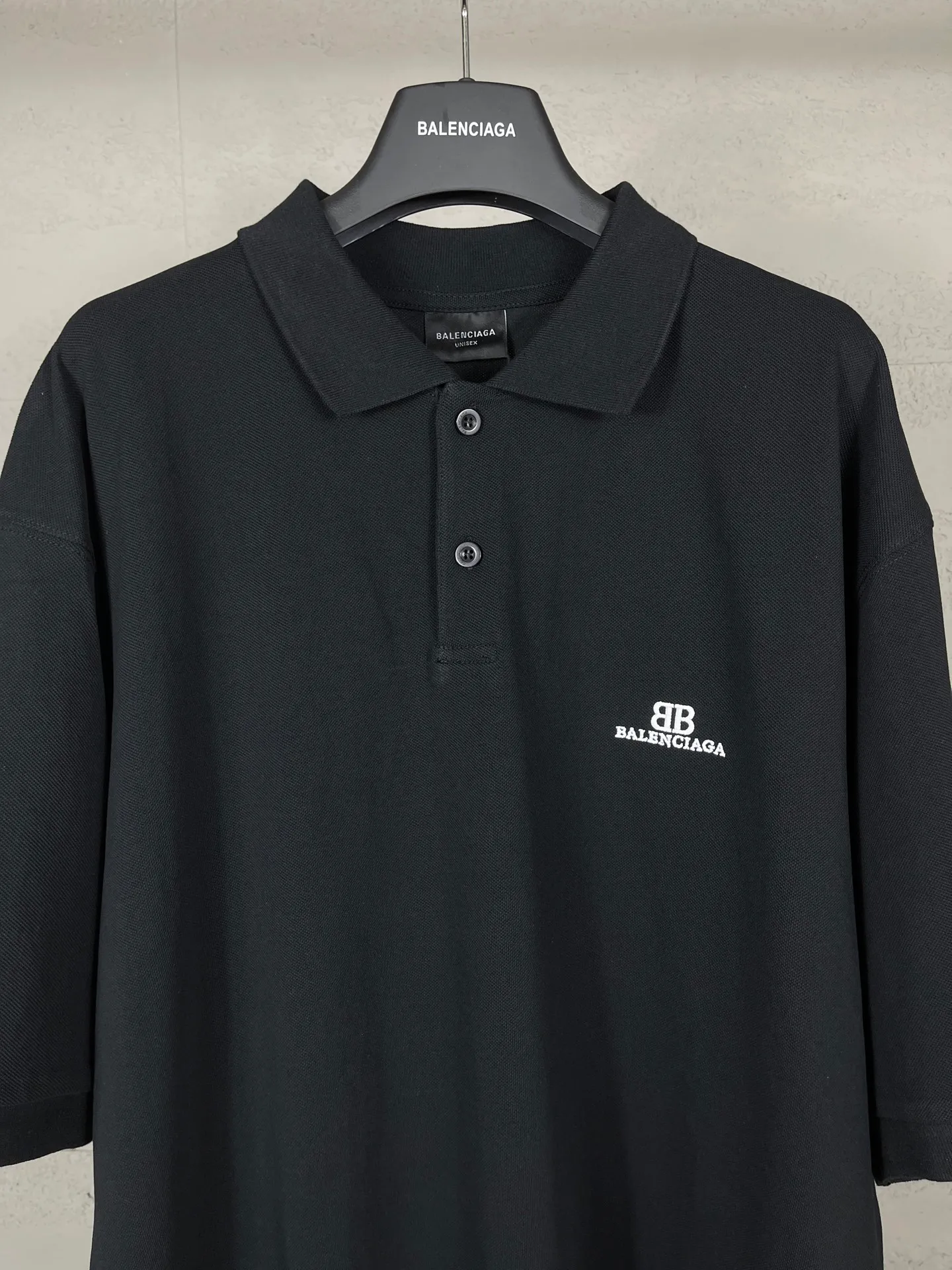 🅿️200 Actual pictures [Top version. Official website quality] BALENCI*GA/Paris #2025 new style, Paris classic LOGO double B embroidered POLO shirt, pure cotton rib cuffs, welcome to compare! The fabric is made of Paris ZP custom-woven and dyed cotton pique, with a weight of 260 grams. The cloth surface is clean. The cloth pattern is clear, soft and comfortable. The threads are woven and dyed with no color difference. The embroidered LOGO is embroidered using imported Tajima embroidery machine. The effect is three-dimensional. Restore the brick cabinet, adopt OS loose shoulder style. Same style for men and women. Coding: BL252205 Color: black, white Size: XS S M L