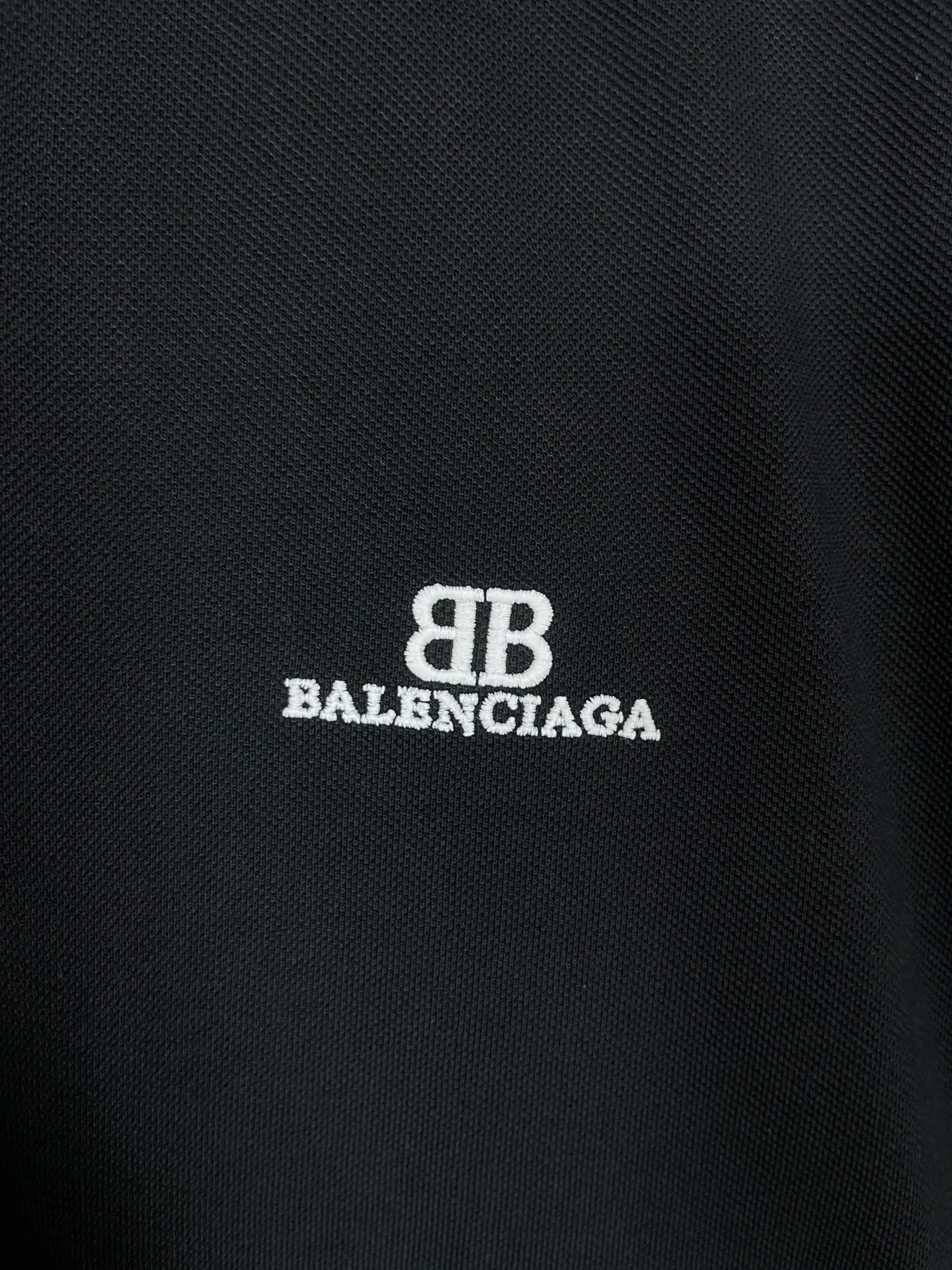 🅿️200 Actual pictures [Top version. Official website quality] BALENCI*GA/Paris #2025 new style, Paris classic LOGO double B embroidered POLO shirt, pure cotton rib cuffs, welcome to compare! The fabric is made of Paris ZP custom-woven and dyed cotton pique, with a weight of 260 grams. The cloth surface is clean. The cloth pattern is clear, soft and comfortable. The threads are woven and dyed with no color difference. The embroidered LOGO is embroidered using imported Tajima embroidery machine. The effect is three-dimensional. Restore the brick cabinet, adopt OS loose shoulder style. Same style for men and women. Coding: BL252205 Color: black, white Size: XS S M L