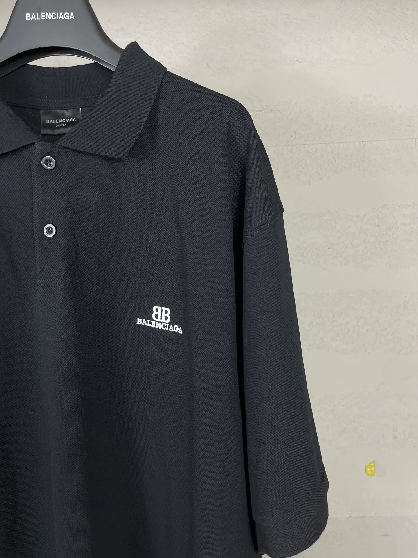 🅿️200 Actual pictures [Top version. Official website quality] BALENCI*GA/Paris #2025 new style, Paris classic LOGO double B embroidered POLO shirt, pure cotton rib cuffs, welcome to compare! The fabric is made of Paris ZP custom-woven and dyed cotton pique, with a weight of 260 grams. The cloth surface is clean. The cloth pattern is clear, soft and comfortable. The threads are woven and dyed with no color difference. The embroidered LOGO is embroidered using imported Tajima embroidery machine. The effect is three-dimensional. Restore the brick cabinet, adopt OS loose shoulder style. Same style for men and women. Coding: BL252205 Color: black, white Size: XS S M L