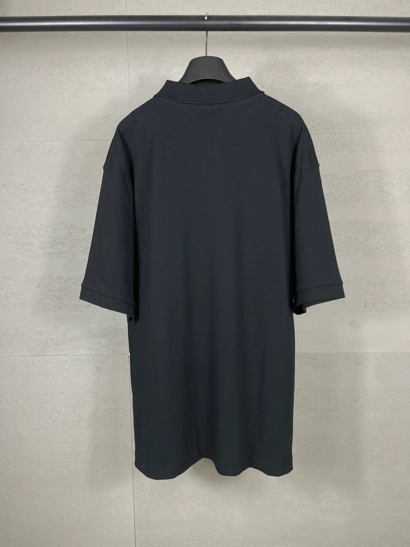 🅿️200 Actual pictures [Top version. Official website quality] BALENCI*GA/Paris #2025 new style, Paris classic LOGO double B embroidered POLO shirt, pure cotton rib cuffs, welcome to compare! The fabric is made of Paris ZP custom-woven and dyed cotton pique, with a weight of 260 grams. The cloth surface is clean. The cloth pattern is clear, soft and comfortable. The threads are woven and dyed with no color difference. The embroidered LOGO is embroidered using imported Tajima embroidery machine. The effect is three-dimensional. Restore the brick cabinet, adopt OS loose shoulder style. Same style for men and women. Coding: BL252205 Color: black, white Size: XS S M L