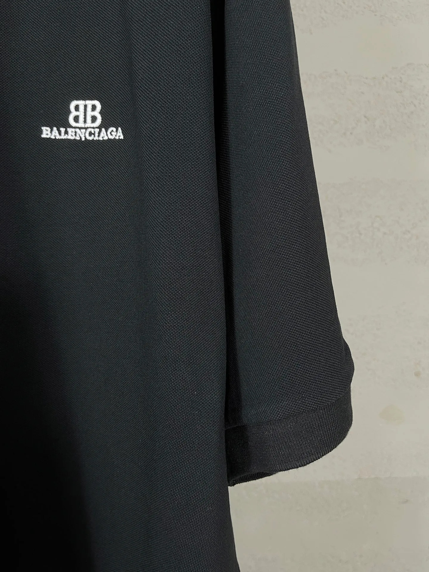 🅿️200 Actual pictures [Top version. Official website quality] BALENCI*GA/Paris #2025 new style, Paris classic LOGO double B embroidered POLO shirt, pure cotton rib cuffs, welcome to compare! The fabric is made of Paris ZP custom-woven and dyed cotton pique, with a weight of 260 grams. The cloth surface is clean. The cloth pattern is clear, soft and comfortable. The threads are woven and dyed with no color difference. The embroidered LOGO is embroidered using imported Tajima embroidery machine. The effect is three-dimensional. Restore the brick cabinet, adopt OS loose shoulder style. Same style for men and women. Coding: BL252205 Color: black, white Size: XS S M L