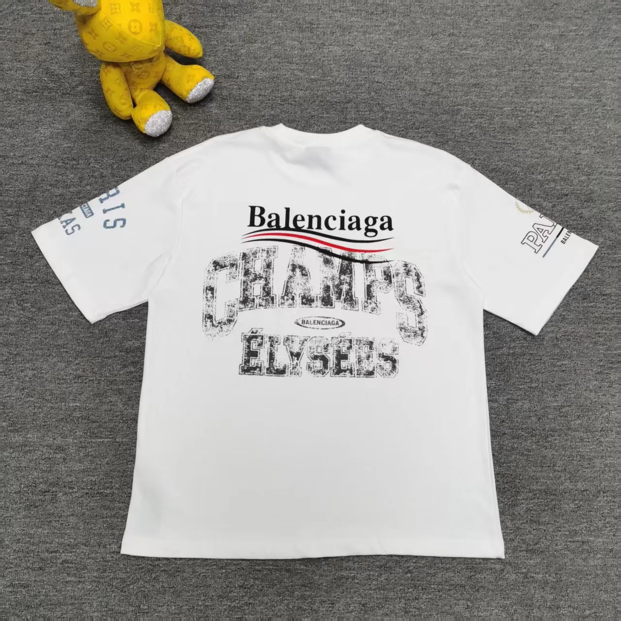[Top version. Official website quality] BALENCI*GA/Paris. SS25 latest model, front and back left and right sleeves I Love Paris & Balenciaxx art printed short-sleeved T-shirt. Brick cabinet synchronization. Genuine product developed at the first time, happy to print and compare! The fabric is made of Paris ZP custom-woven and dyed cotton double yarn. Weighing 260 grams, the cloth surface is clean. The cloth pattern is clear, soft and comfortable. The threads are dyed with no color difference. The printing uses environmentally friendly imported materials. The letters are clear and the effect is three-dimensional. The version adopts OS loose shoulder design. Same style for men and women. Color: white, black. Size: XS S M L P270