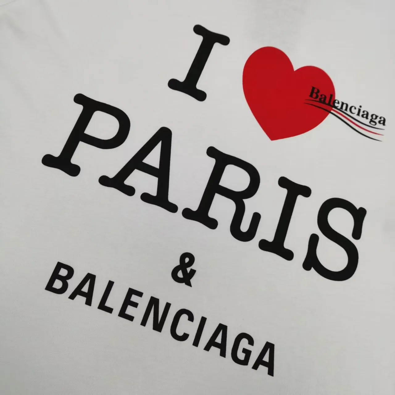 [Top version. Official website quality] BALENCI*GA/Paris. SS25 latest model, front and back left and right sleeves I Love Paris & Balenciaxx art printed short-sleeved T-shirt. Brick cabinet synchronization. Genuine product developed at the first time, happy to print and compare! The fabric is made of Paris ZP custom-woven and dyed cotton double yarn. Weighing 260 grams, the cloth surface is clean. The cloth pattern is clear, soft and comfortable. The threads are dyed with no color difference. The printing uses environmentally friendly imported materials. The letters are clear and the effect is three-dimensional. The version adopts OS loose shoulder design. Same style for men and women. Color: white, black. Size: XS S M L P270