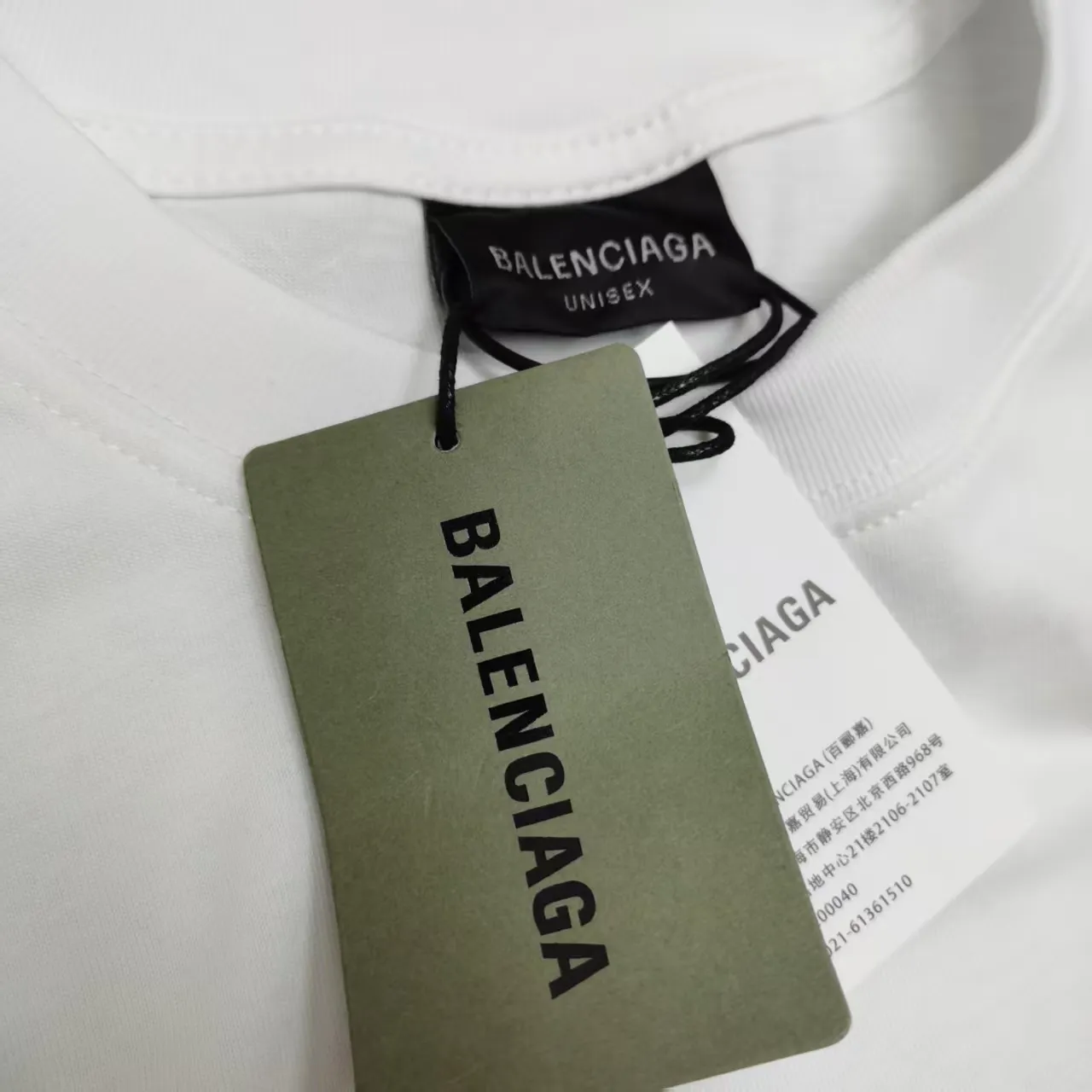 [Top version. Official website quality] BALENCI*GA/Paris. SS25 latest model, front and back left and right sleeves I Love Paris & Balenciaxx art printed short-sleeved T-shirt. Brick cabinet synchronization. Genuine product developed at the first time, happy to print and compare! The fabric is made of Paris ZP custom-woven and dyed cotton double yarn. Weighing 260 grams, the cloth surface is clean. The cloth pattern is clear, soft and comfortable. The threads are dyed with no color difference. The printing uses environmentally friendly imported materials. The letters are clear and the effect is three-dimensional. The version adopts OS loose shoulder design. Same style for men and women. Color: white, black. Size: XS S M L P270