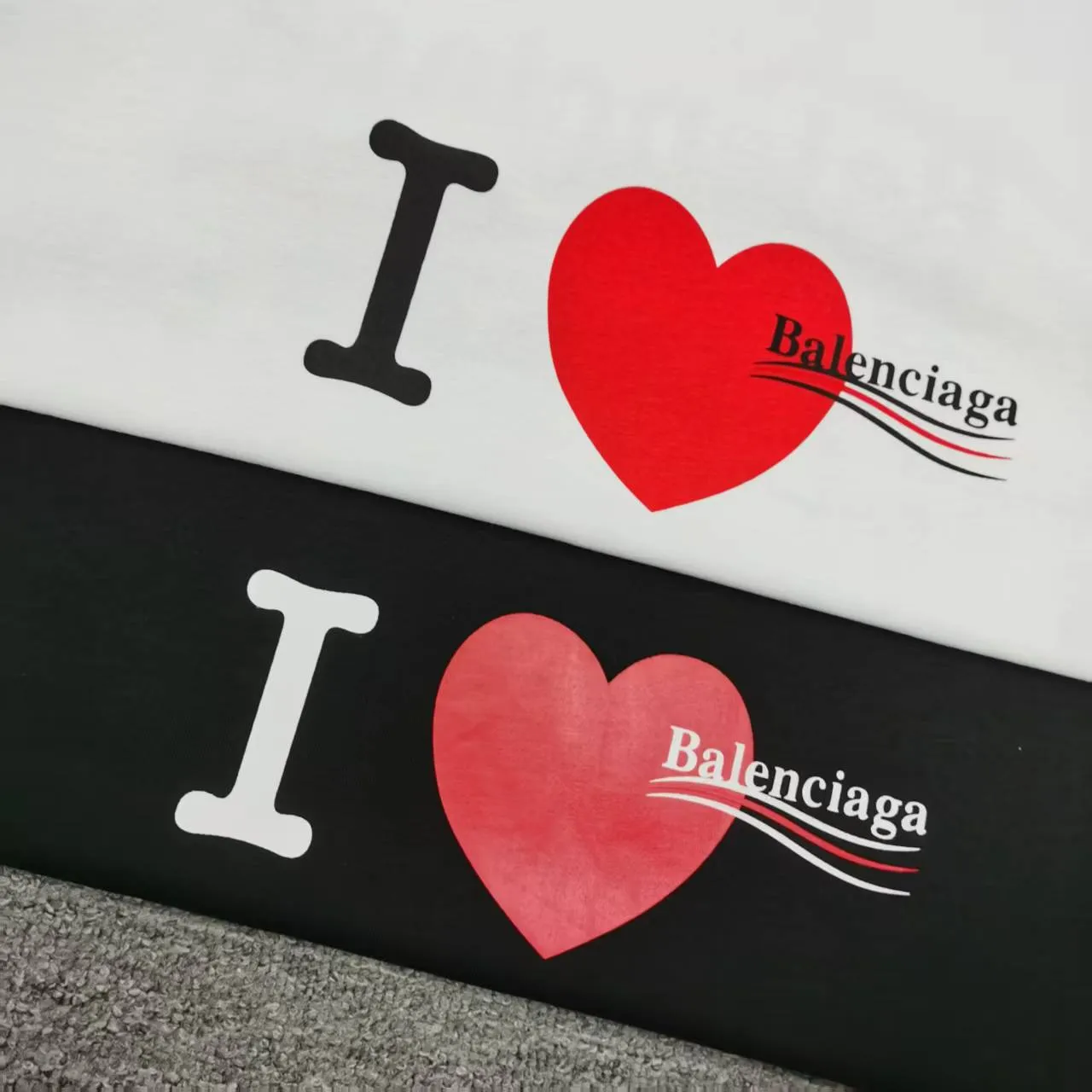 [Top version. Official website quality] BALENCI*GA/Paris. SS25 latest model, front and back left and right sleeves I Love Paris & Balenciaxx art printed short-sleeved T-shirt. Brick cabinet synchronization. Genuine product developed at the first time, happy to print and compare! The fabric is made of Paris ZP custom-woven and dyed cotton double yarn. Weighing 260 grams, the cloth surface is clean. The cloth pattern is clear, soft and comfortable. The threads are dyed with no color difference. The printing uses environmentally friendly imported materials. The letters are clear and the effect is three-dimensional. The version adopts OS loose shoulder design. Same style for men and women. Color: white, black. Size: XS S M L P270